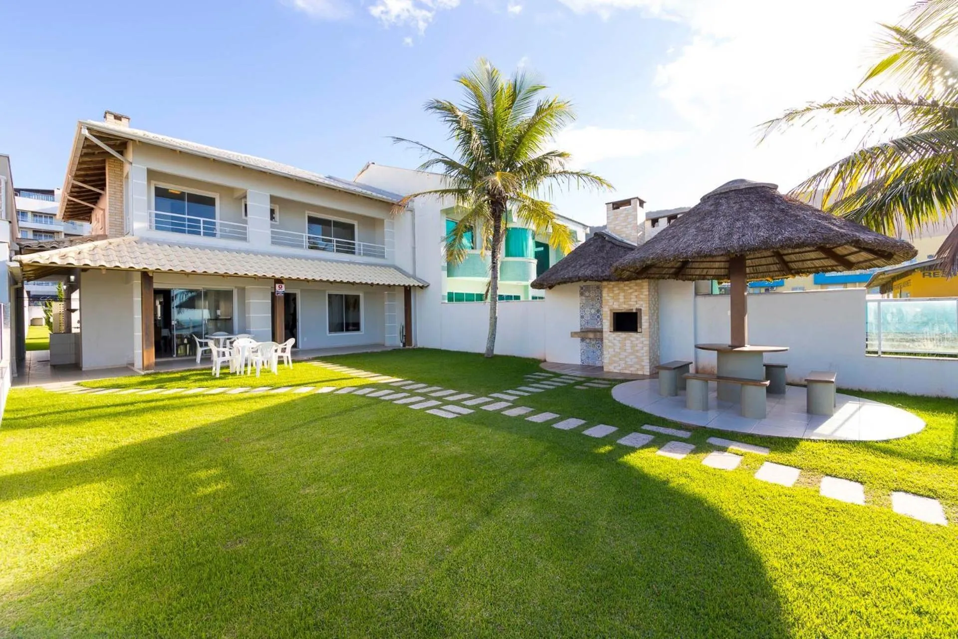 Facade/entrance in 066A - Fabulosa Casa Frente ao Mar para 08 pessoas na Praia de Bombinhas SC
