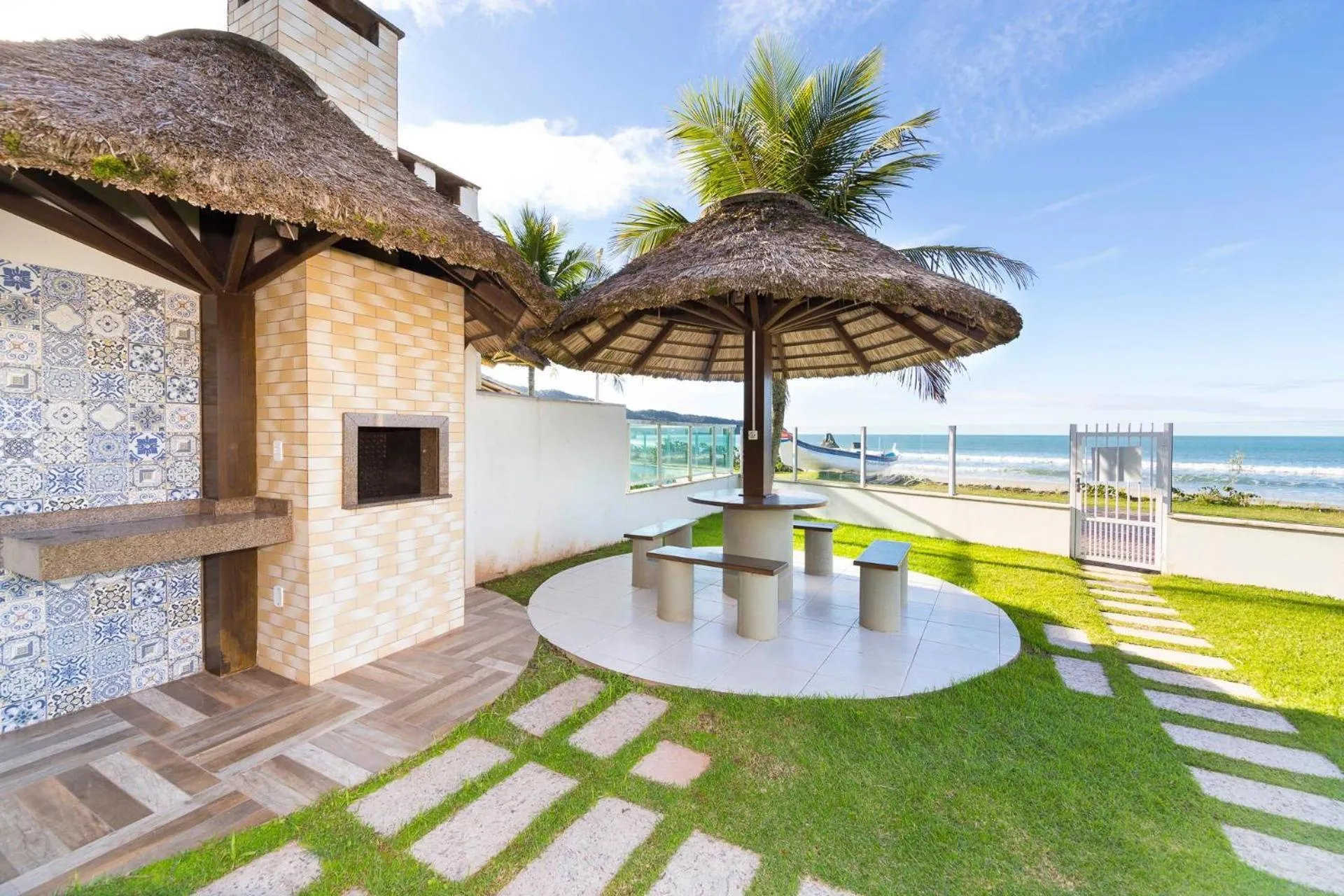 BBQ facilities in 066A - Fabulosa Casa Frente ao Mar para 08 pessoas na Praia de Bombinhas SC
