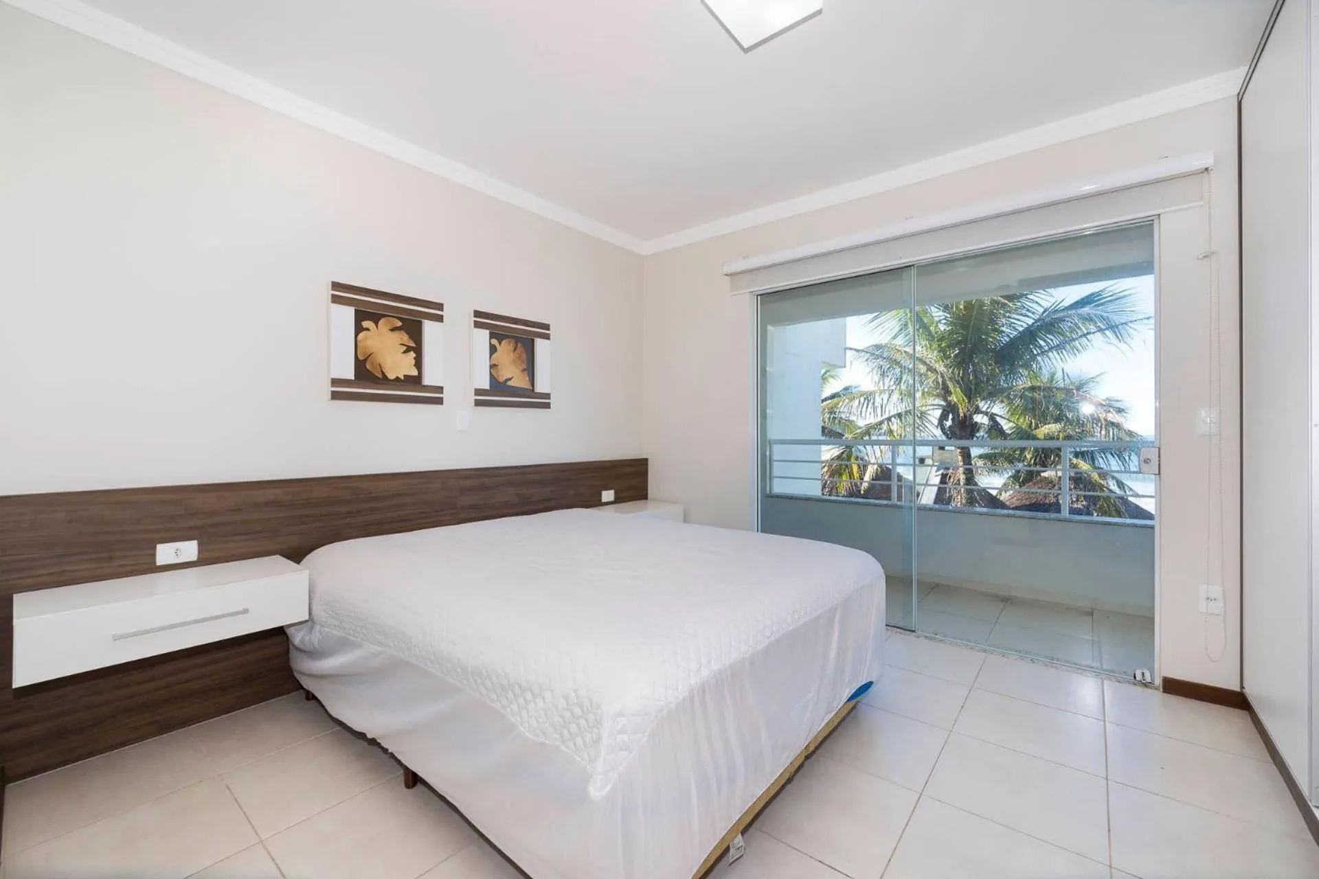 Bedroom, Bed in 066A - Fabulosa Casa Frente ao Mar para 08 pessoas na Praia de Bombinhas SC