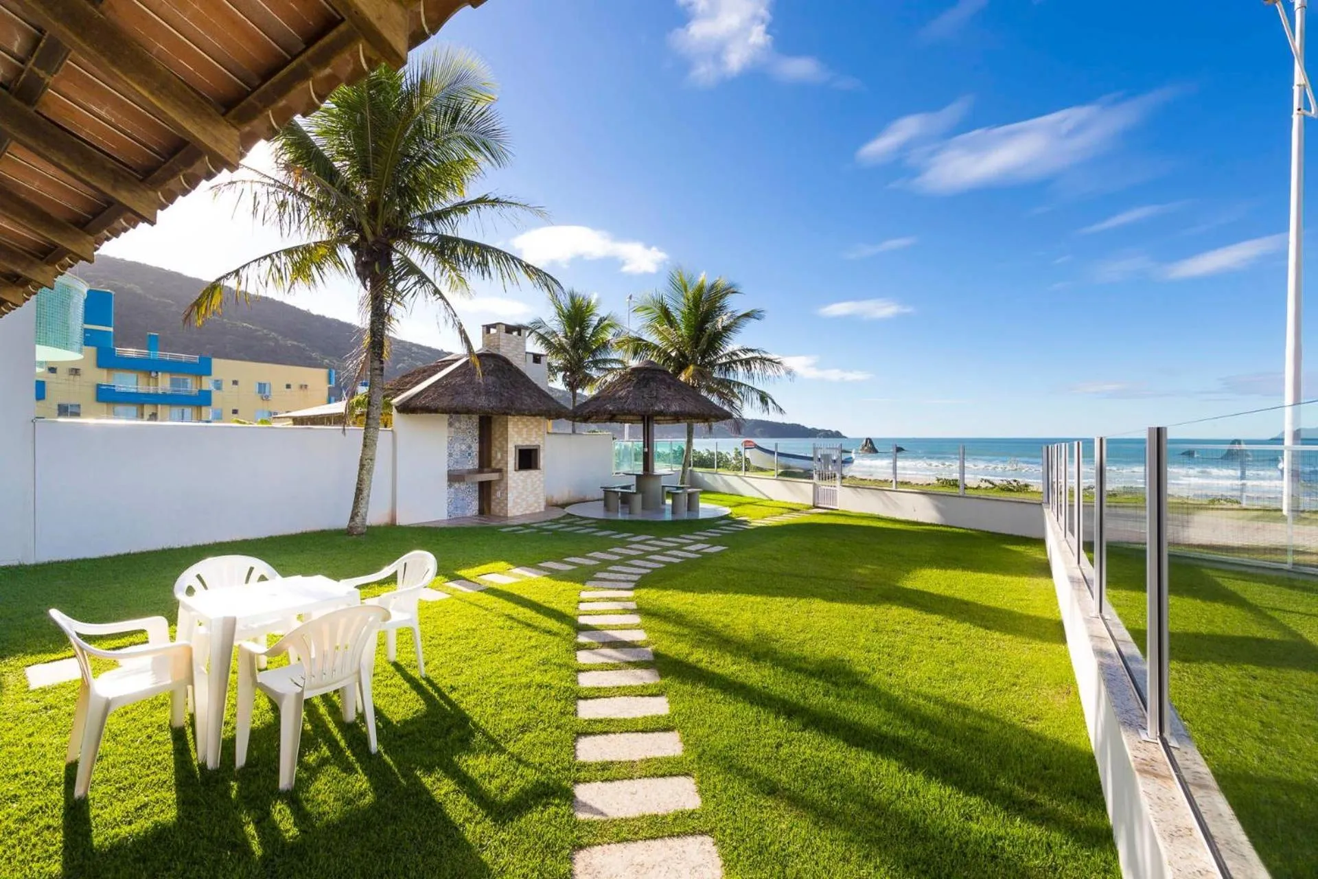 Garden view in 066A - Fabulosa Casa Frente ao Mar para 08 pessoas na Praia de Bombinhas SC