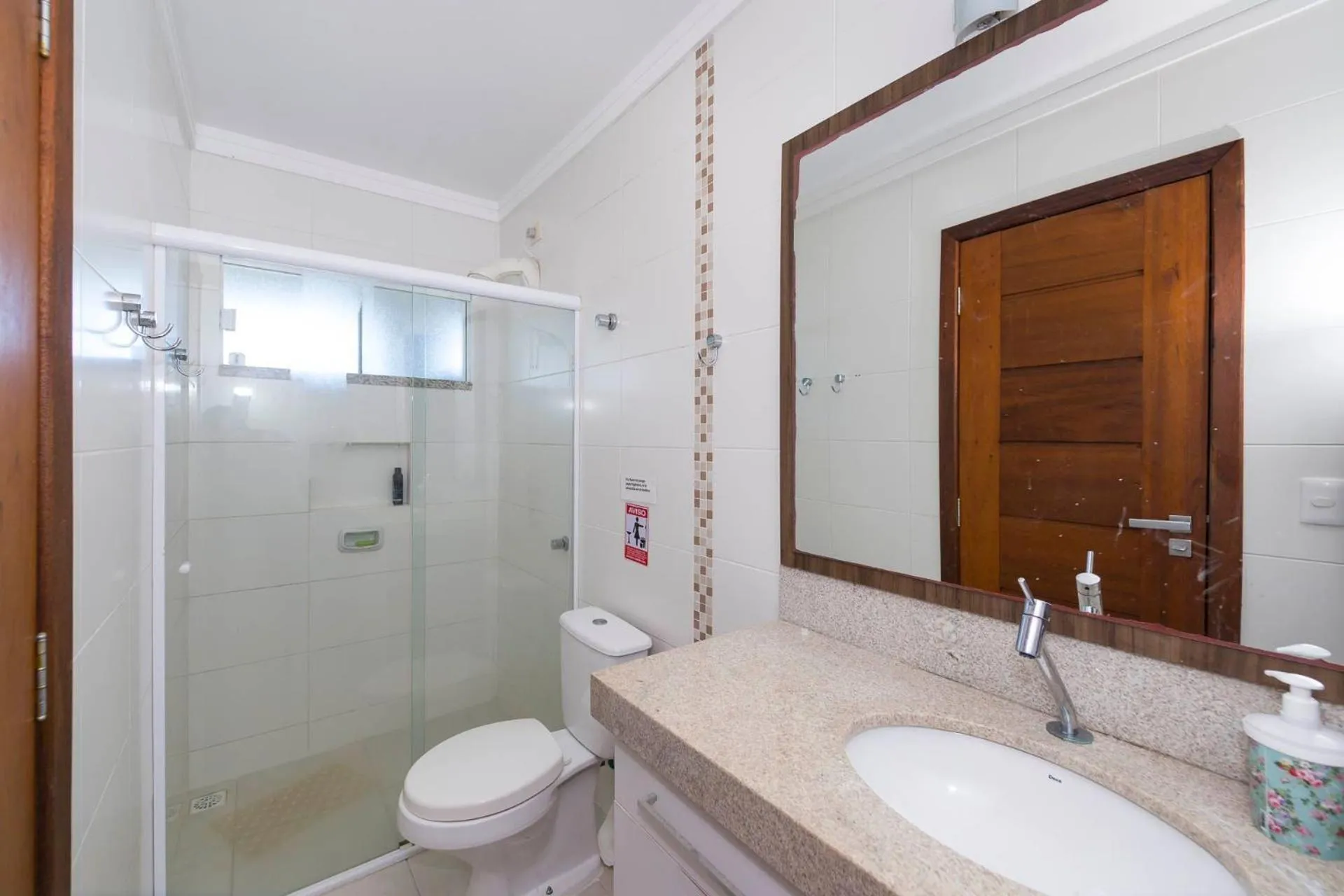 Toilet in 066A - Fabulosa Casa Frente ao Mar para 08 pessoas na Praia de Bombinhas SC