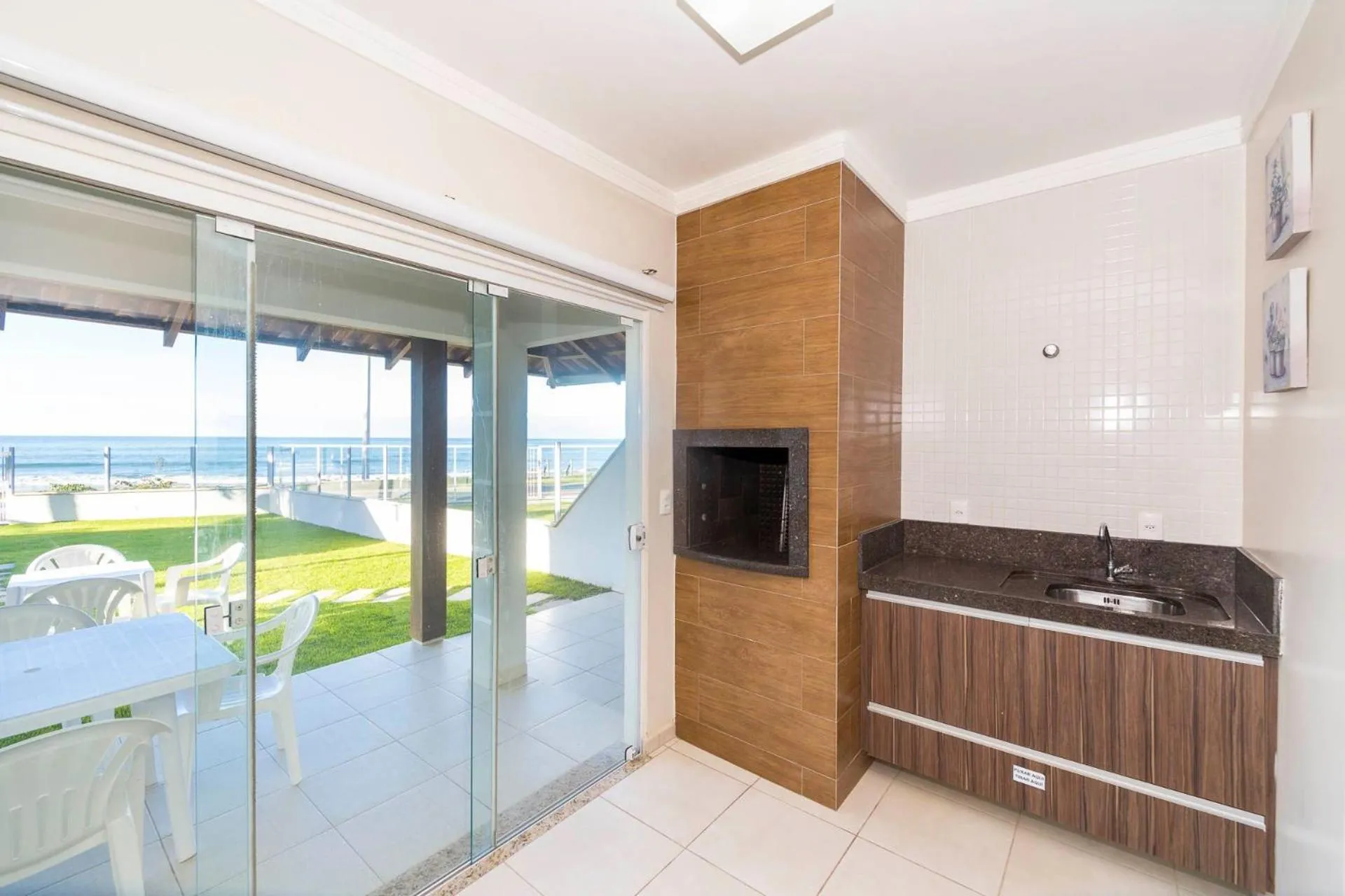 BBQ facilities in 066A - Fabulosa Casa Frente ao Mar para 08 pessoas na Praia de Bombinhas SC