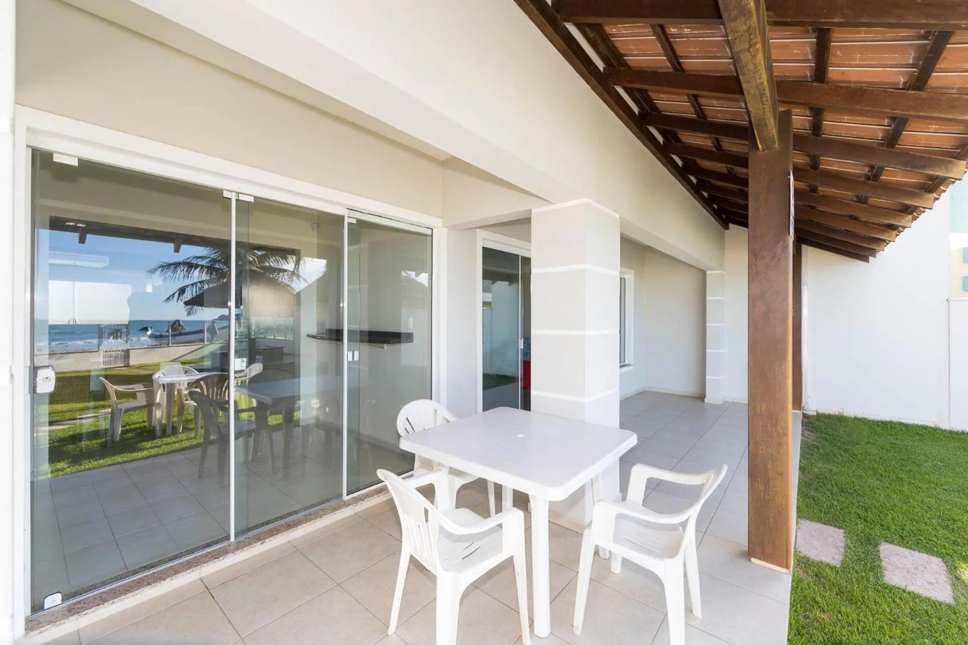 Balcony/Terrace in 066A - Fabulosa Casa Frente ao Mar para 08 pessoas na Praia de Bombinhas SC