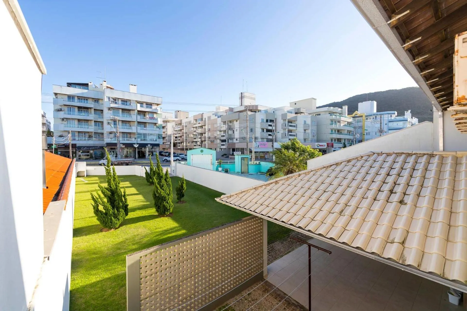 Street view in 066A - Fabulosa Casa Frente ao Mar para 08 pessoas na Praia de Bombinhas SC