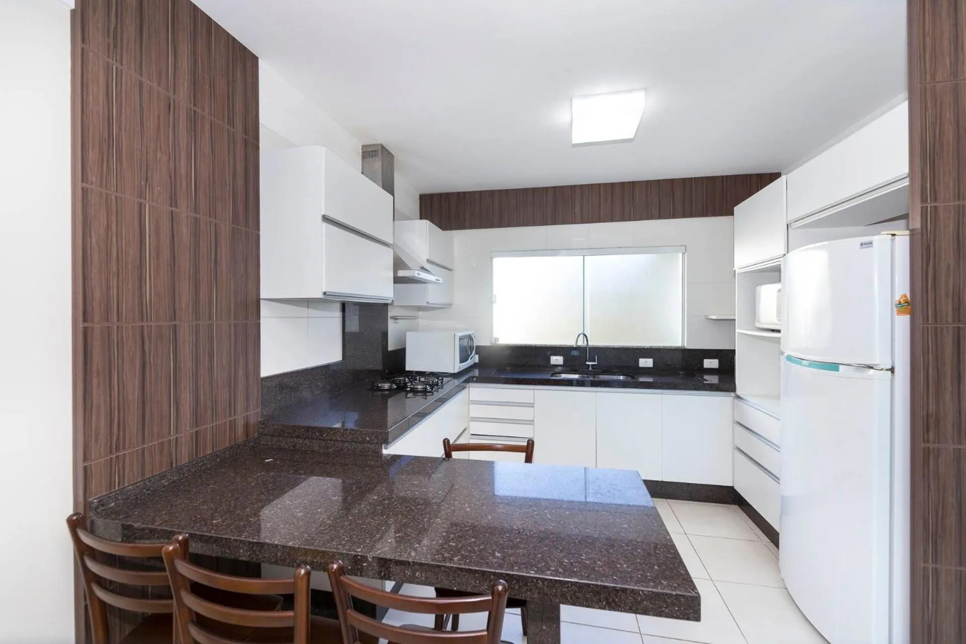 Kitchen or kitchenette in 066A - Fabulosa Casa Frente ao Mar para 08 pessoas na Praia de Bombinhas SC