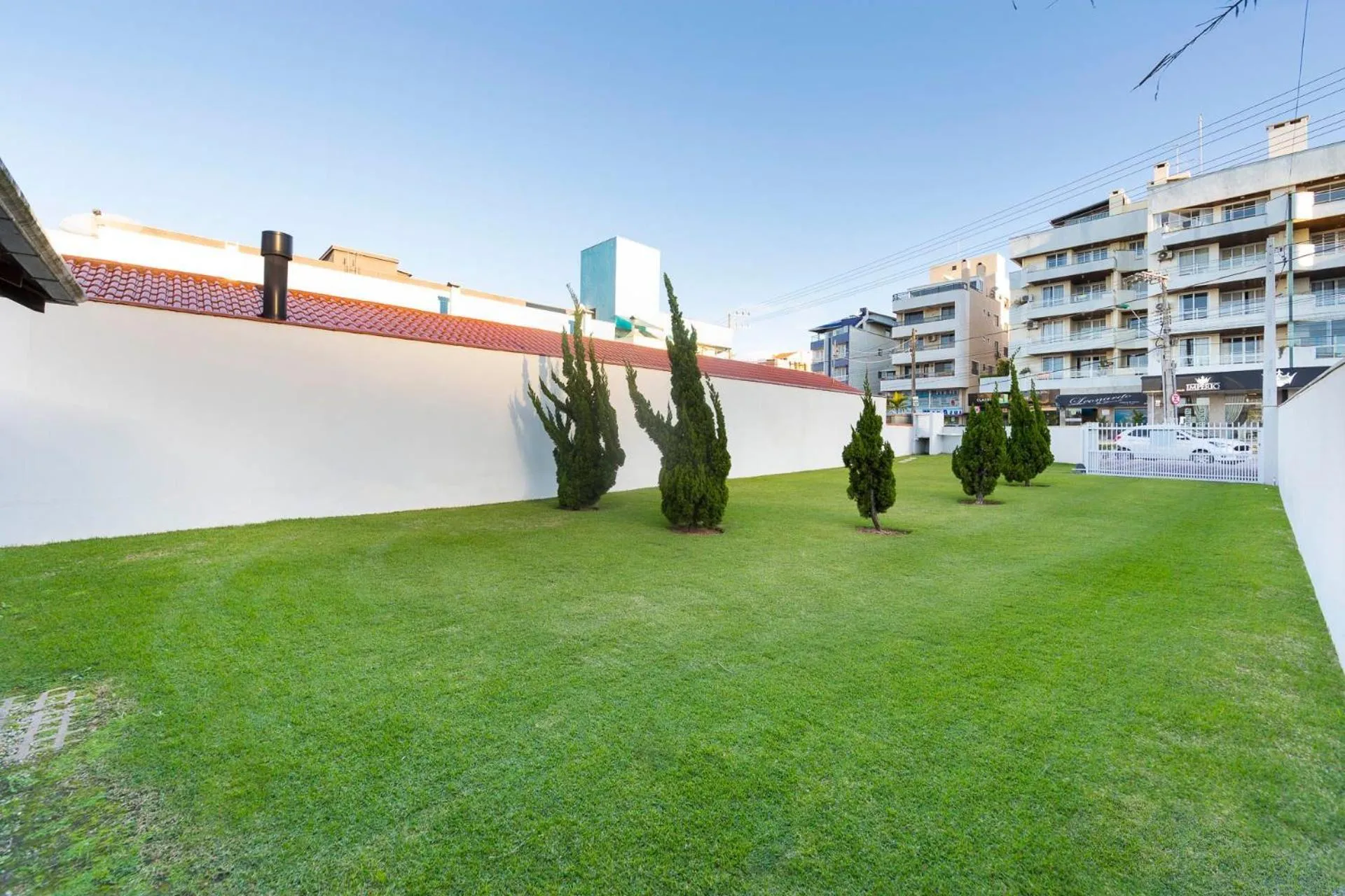Garden view in 066A - Fabulosa Casa Frente ao Mar para 08 pessoas na Praia de Bombinhas SC
