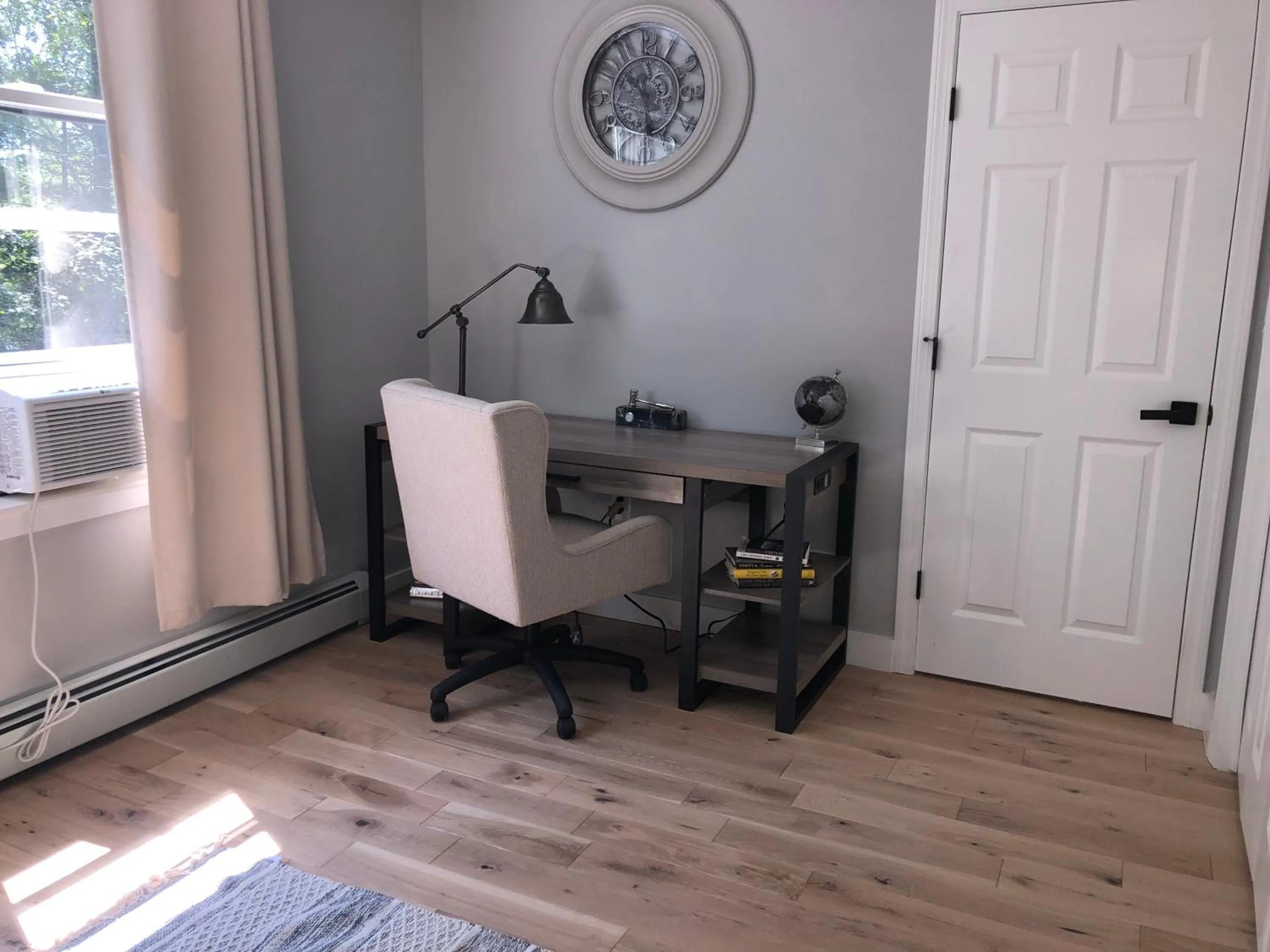 Seating area in The Mighty Oaks Retreat,modern house Bar Harbor Acadia MDI