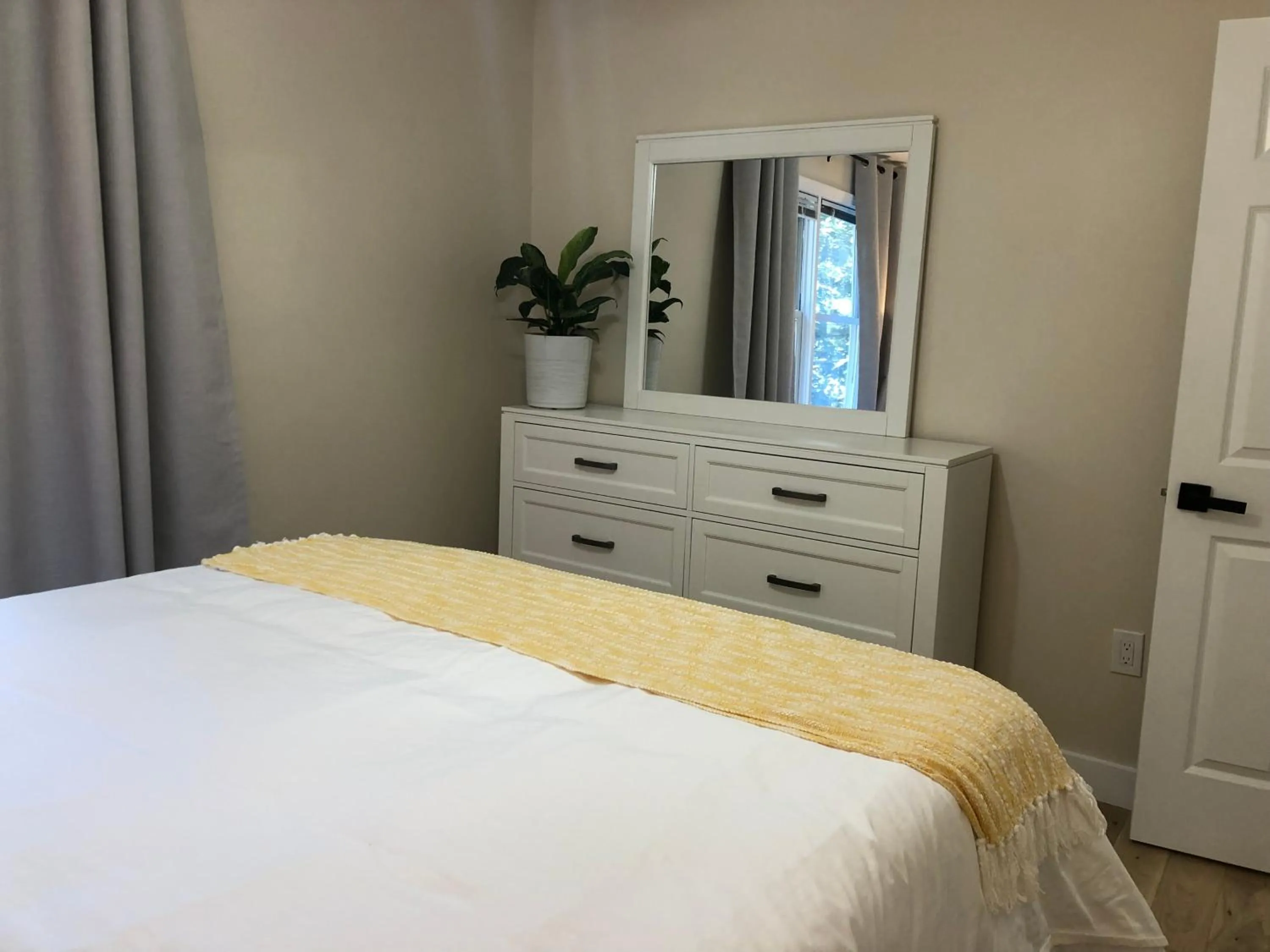 Bedroom, Bed in The Mighty Oaks Retreat,modern house Bar Harbor Acadia MDI