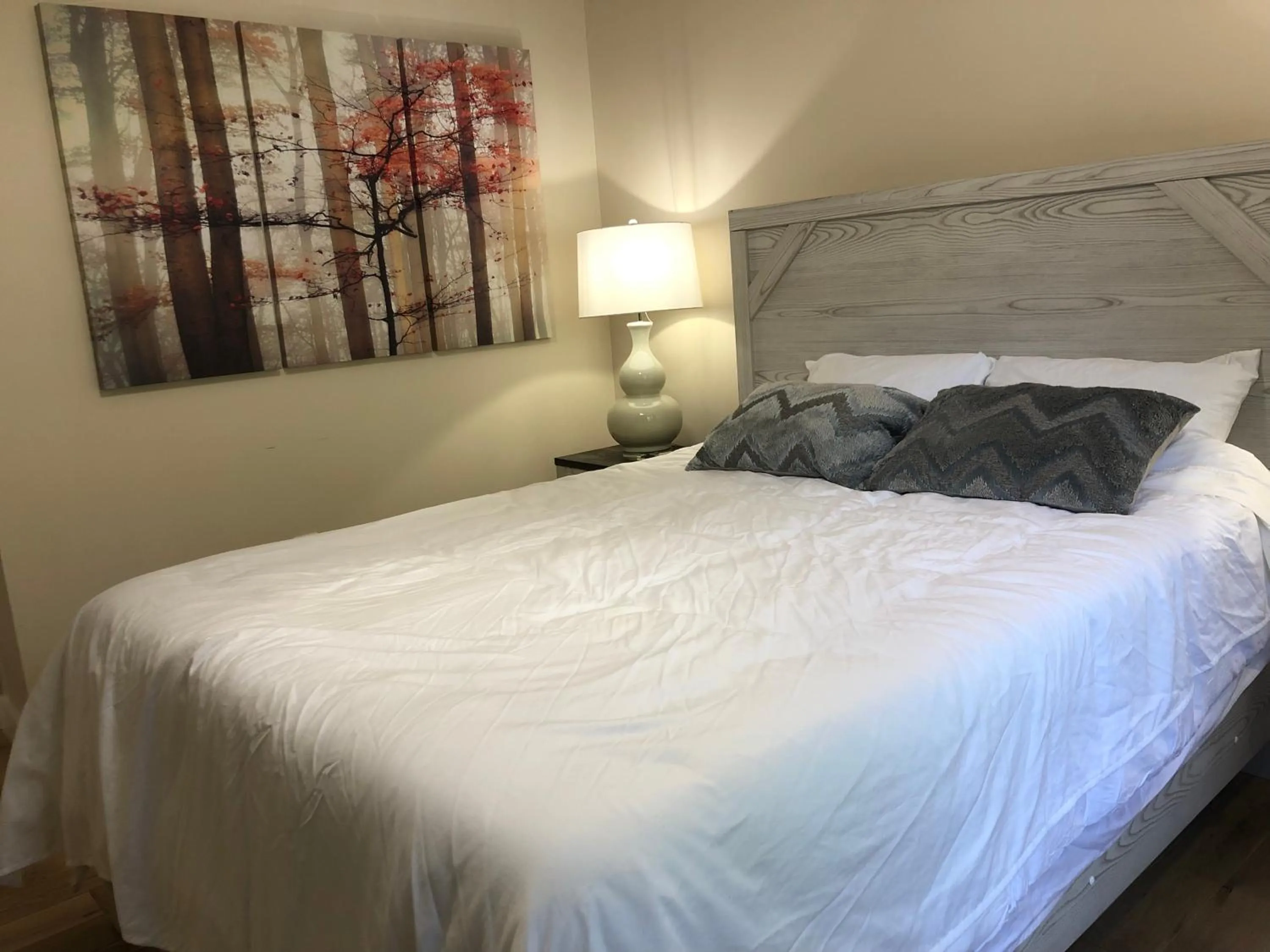Bedroom, Bed in The Mighty Oaks Retreat,modern house Bar Harbor Acadia MDI