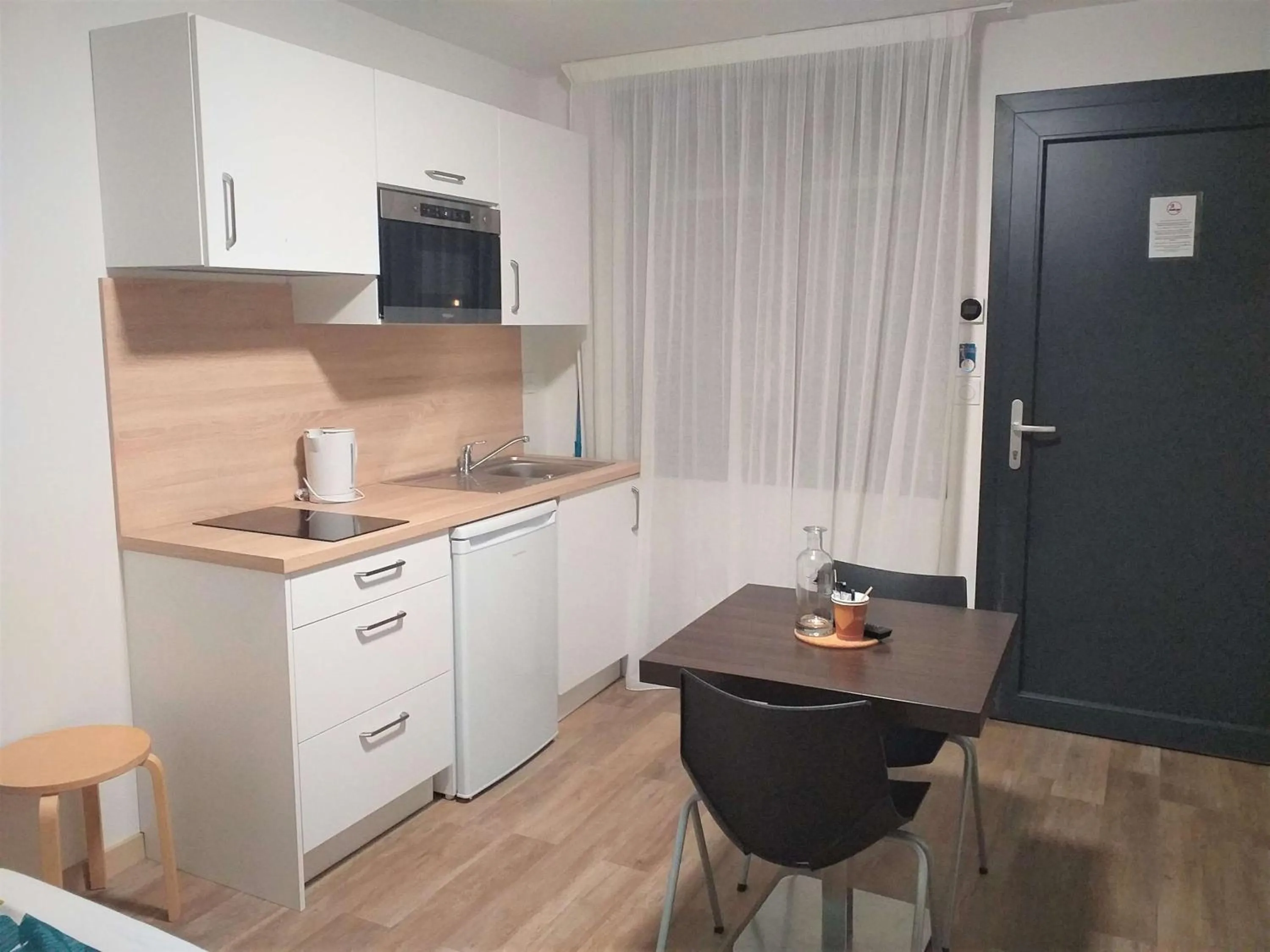 Kitchen or kitchenette in Brit Hotel Essentiel de Granville