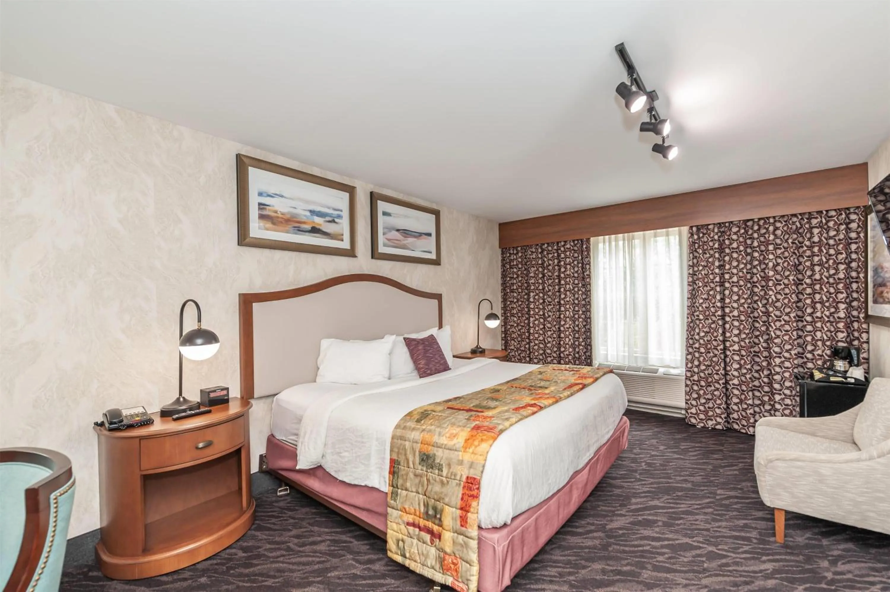 Photo of the whole room, Bed in Bellissimo Hotel, Trademark by Wyndham Near Foxwoods Casino