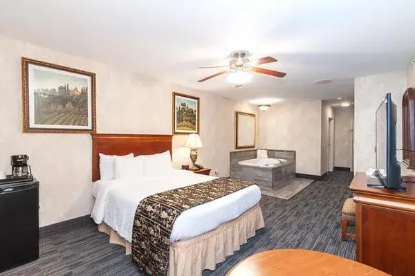 Deluxe King Room with One King Bed, Non-Smoking in Bellissimo Hotel, Trademark by Wyndham Near Foxwoods Casino Deluxe King Room with One King Bed, Non-Smoking in Bellissimo Hotel, Trademark by Wyndham Near Foxwoods Casino