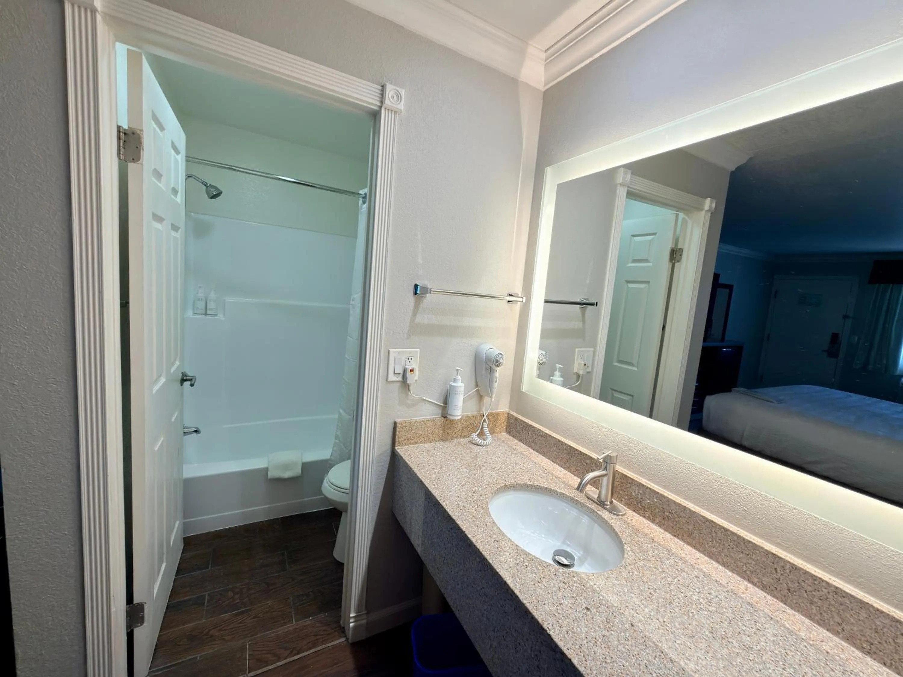 Bathroom in The Orchard Hotel Ukiah Wine Country Free Breakfast, Pool, & Hot Tub