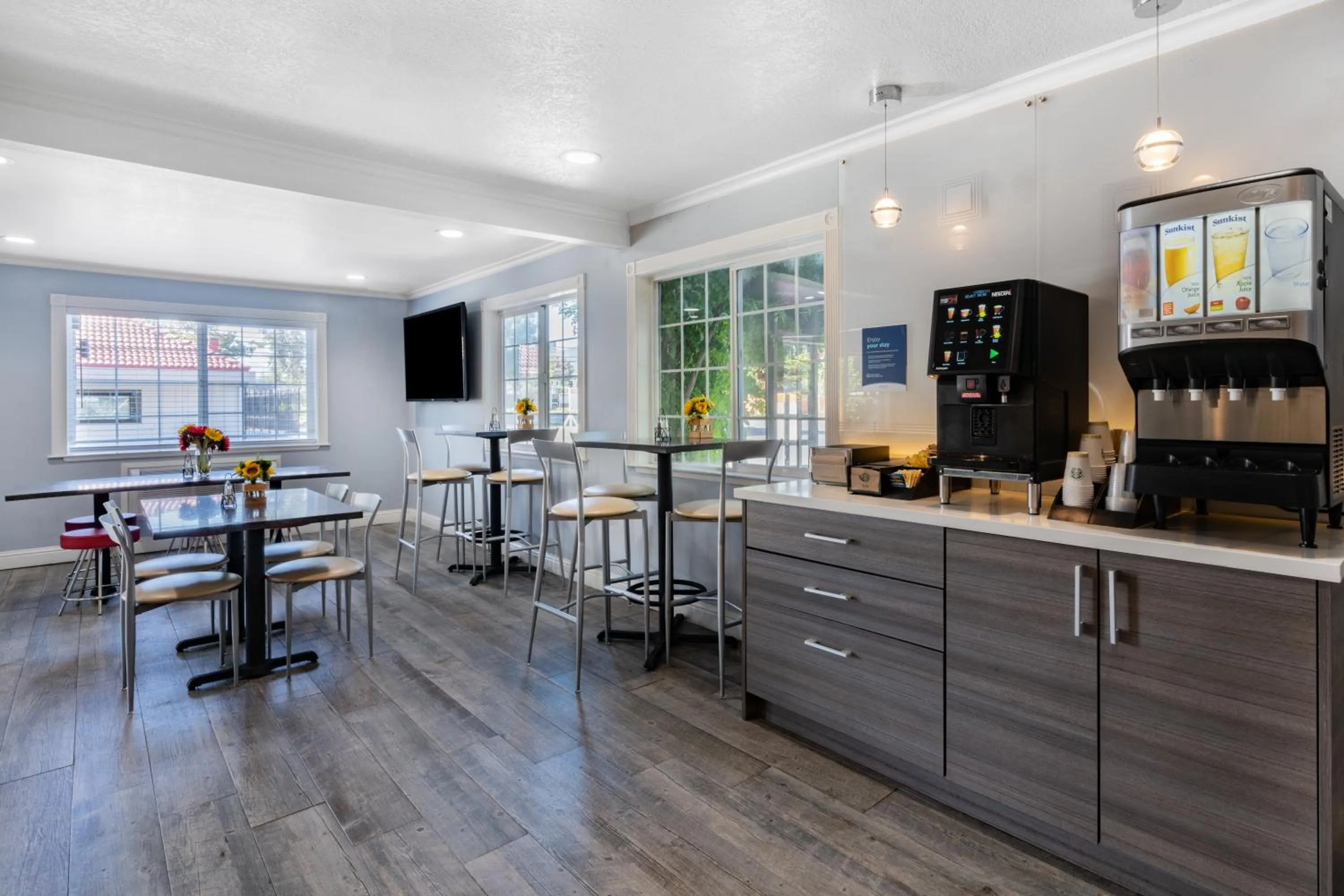 Communal lounge/ TV room in The Orchard Hotel Ukiah Wine Country Free Breakfast, Pool, & Hot Tub