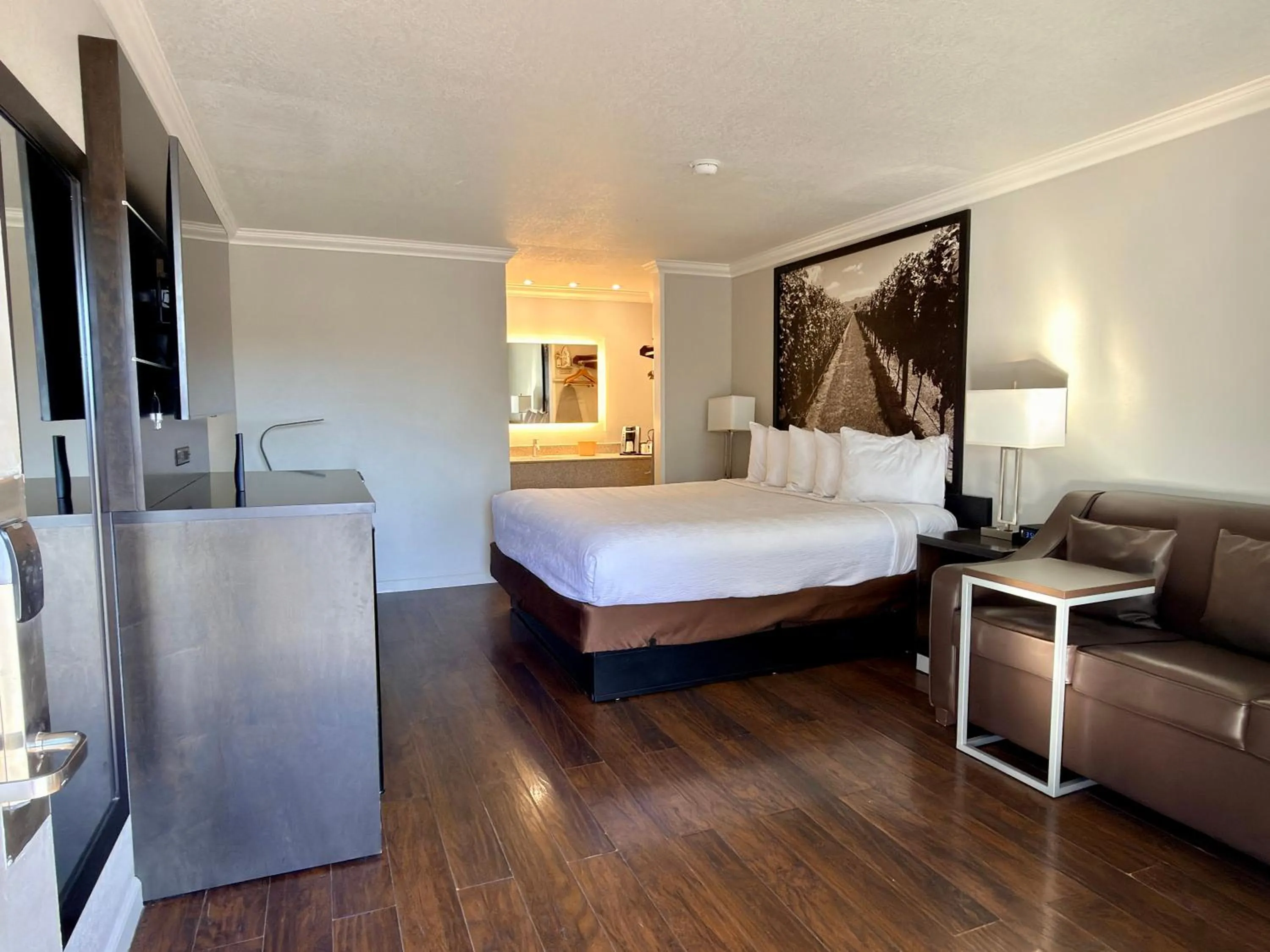 Bedroom, Bed in The Orchard Hotel Ukiah Wine Country Free Breakfast, Pool, & Hot Tub