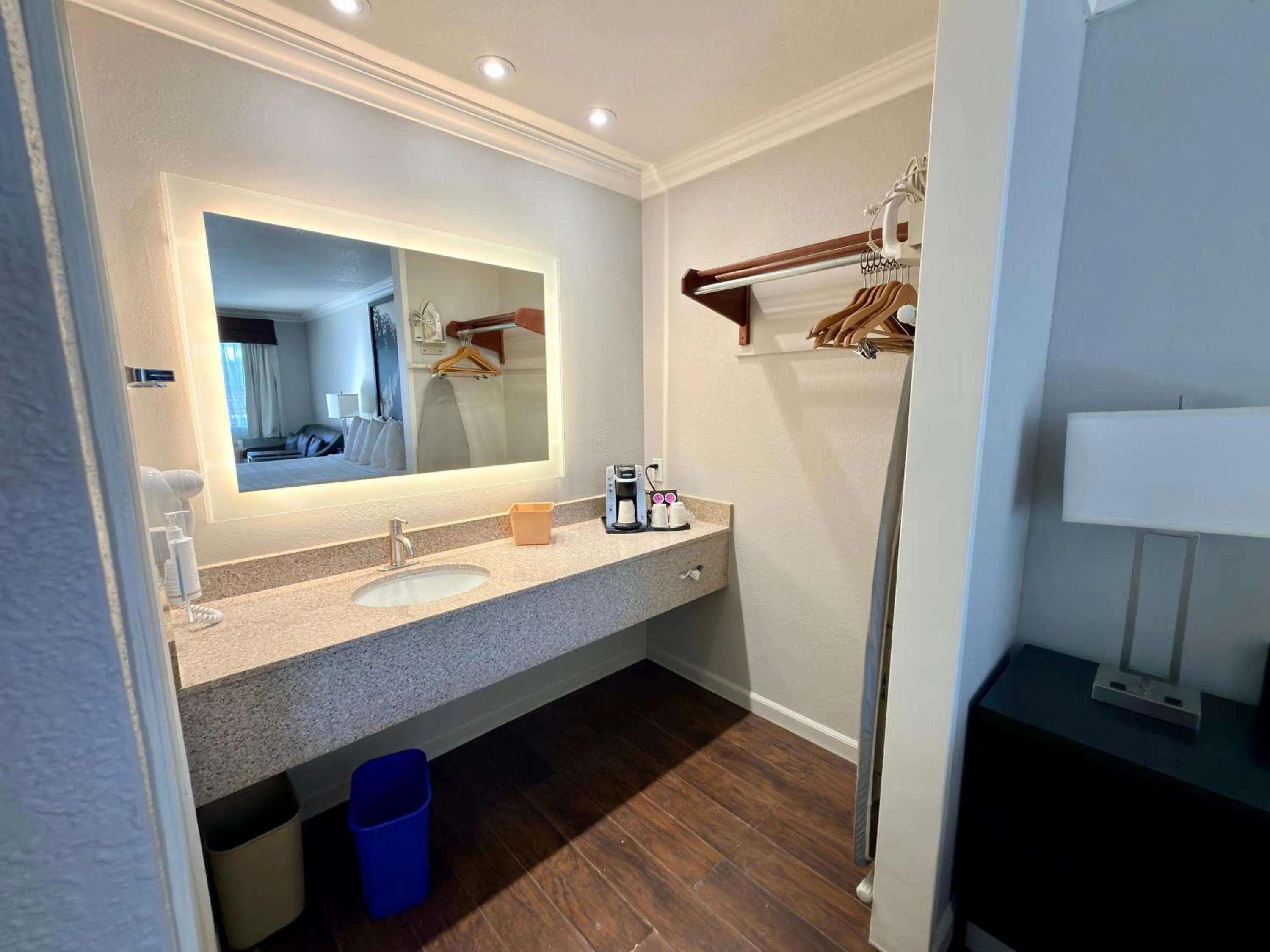 Bathroom in The Orchard Hotel Ukiah Wine Country Free Breakfast, Pool, & Hot Tub