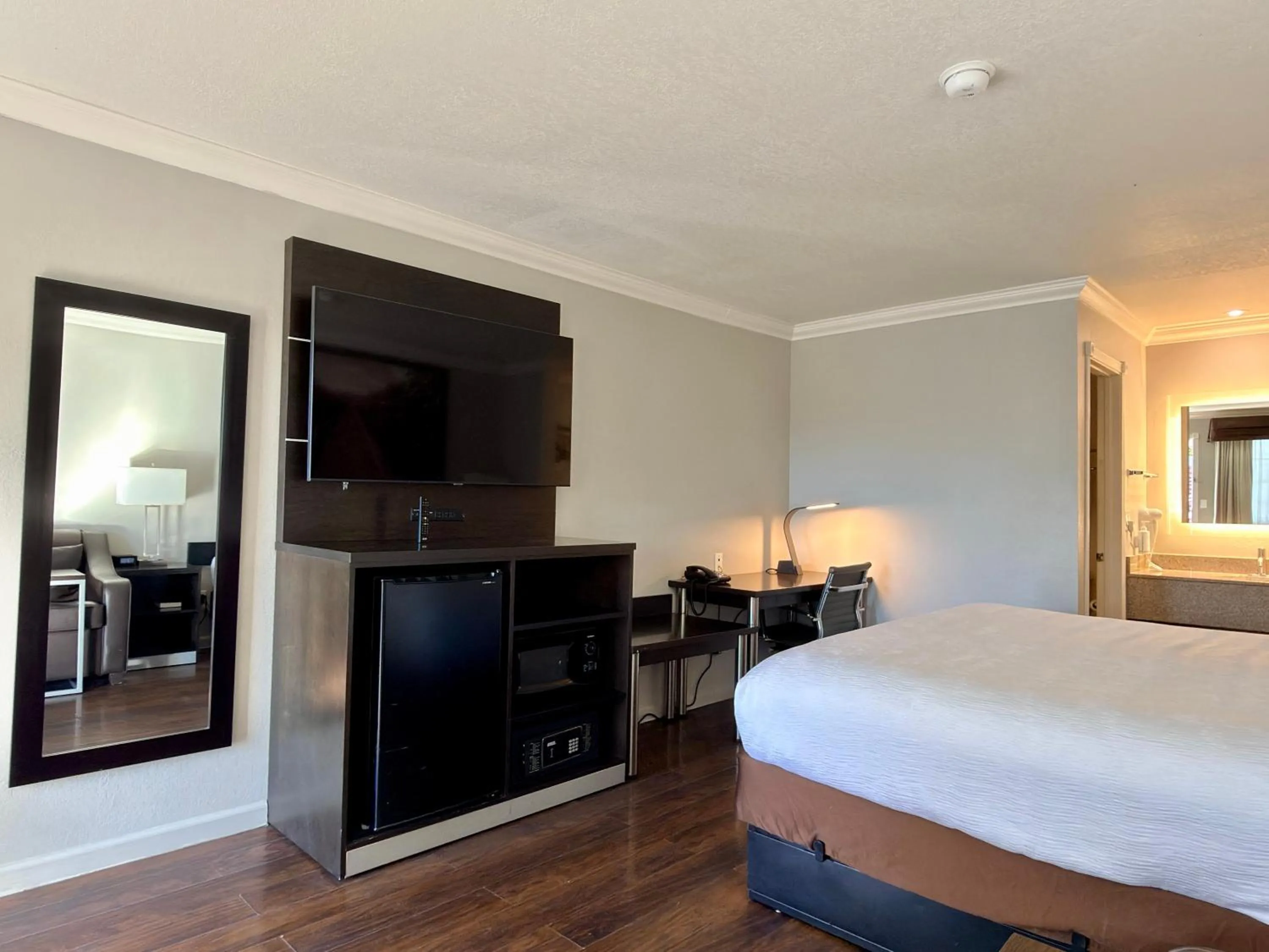 TV and multimedia, Bed in The Orchard Hotel Ukiah Wine Country Free Breakfast, Pool, & Hot Tub