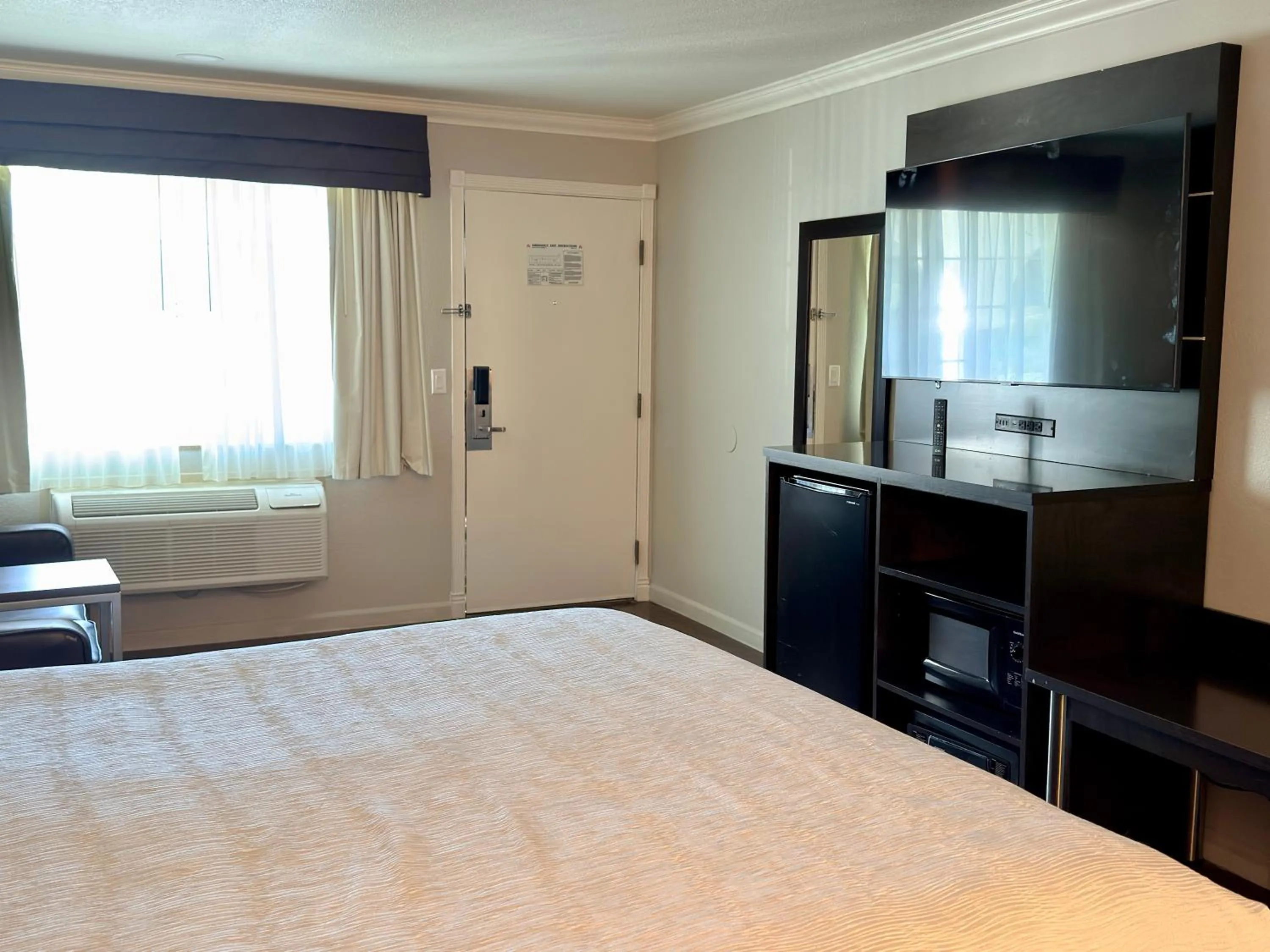 TV and multimedia, Bed in The Orchard Hotel Ukiah Wine Country Free Breakfast, Pool, & Hot Tub