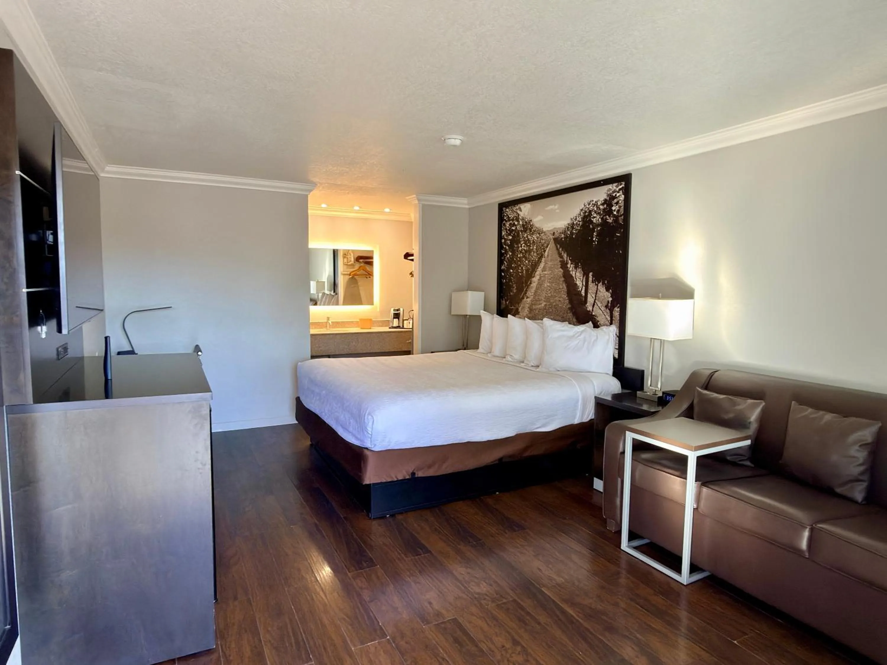 Photo of the whole room, Bed in The Orchard Hotel Ukiah Wine Country Free Breakfast, Pool, & Hot Tub