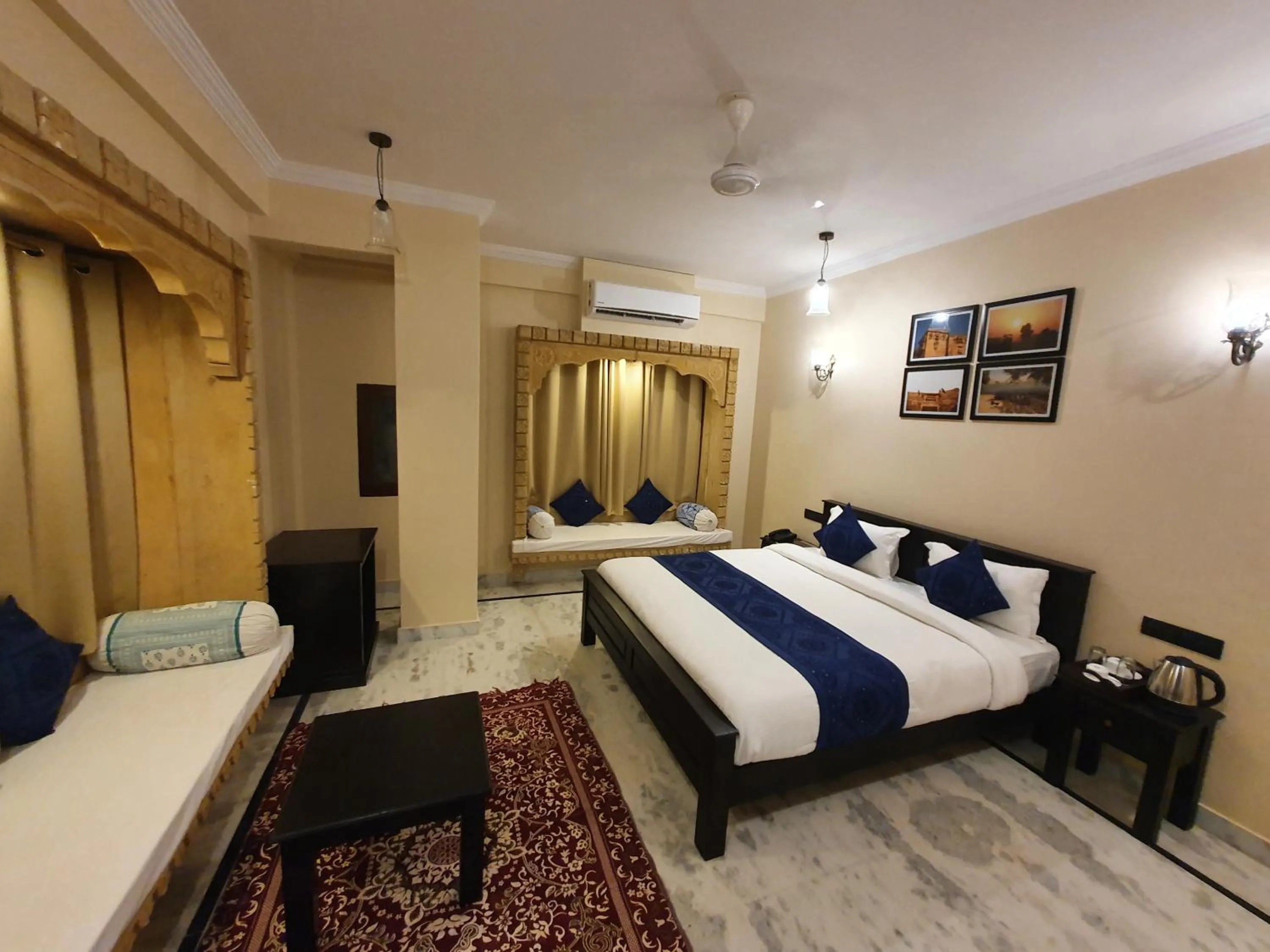 Seating area, Bed in Hotel Vasshifa Palace