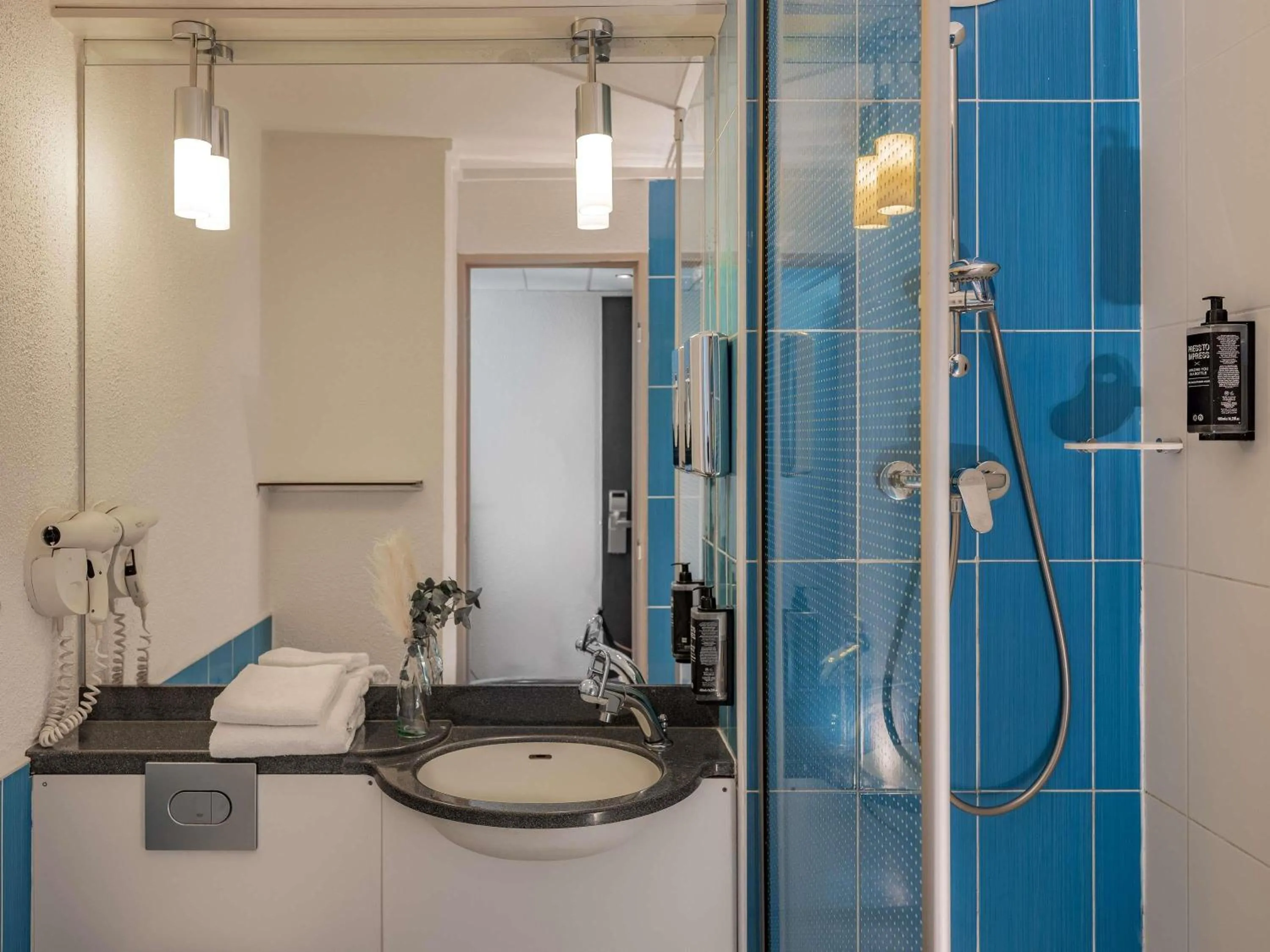 Bedroom in ibis Styles Fontenay