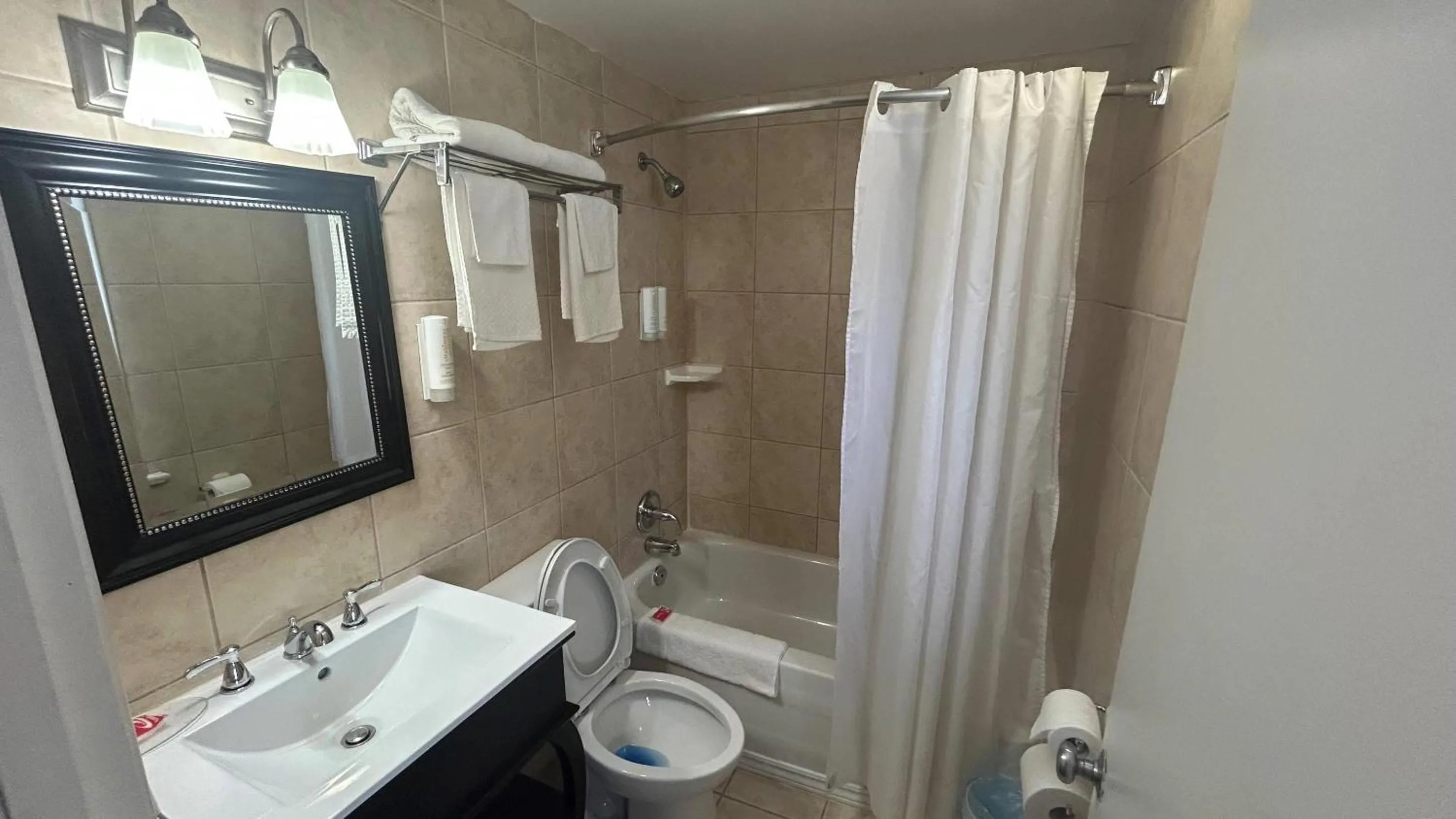 Bedroom in Econo Lodge