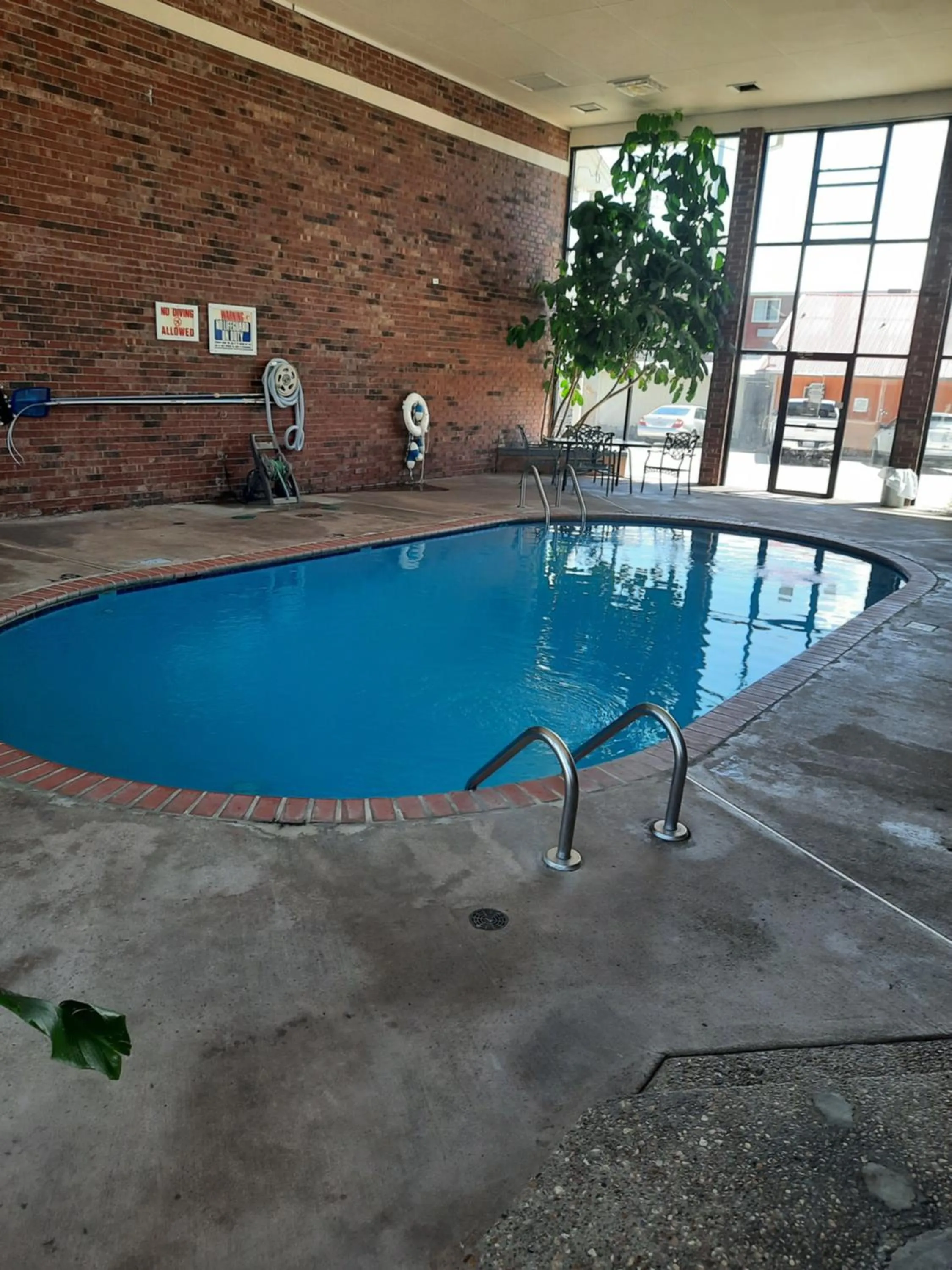 Swimming pool in Blue Ribbon Inn and Suites