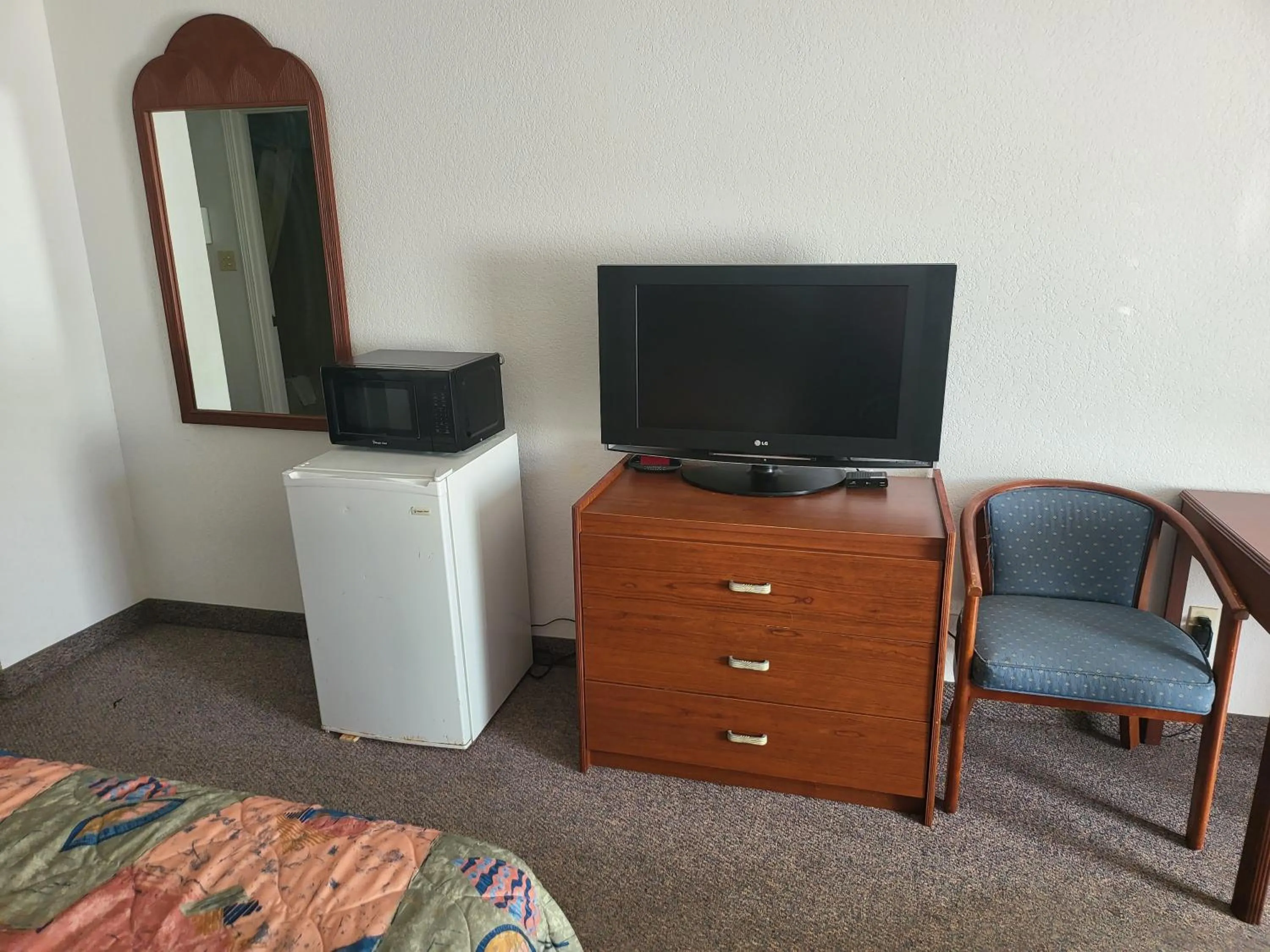 TV and multimedia in Blue Ribbon Inn and Suites