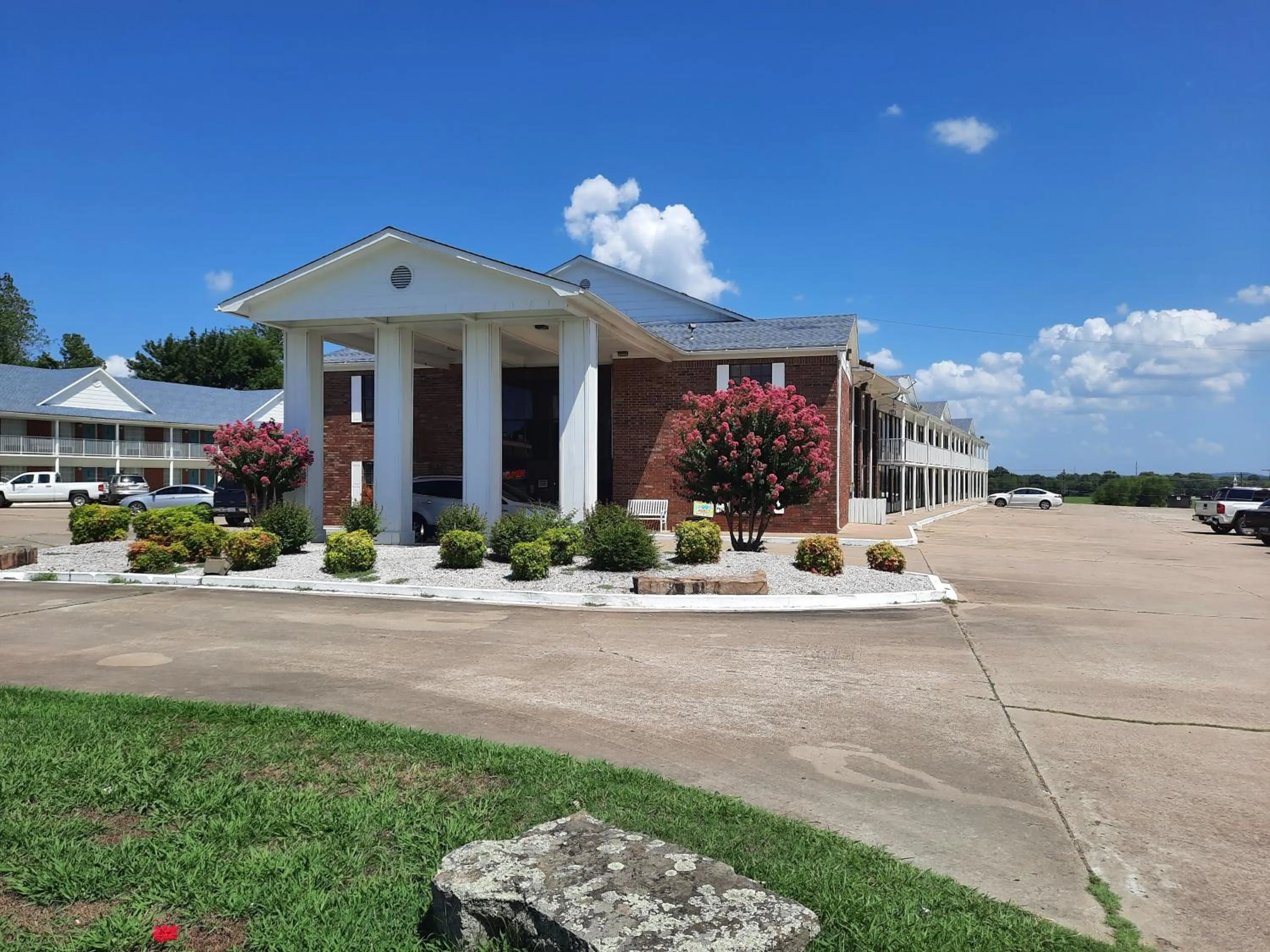 Property building in Blue Ribbon Inn and Suites
