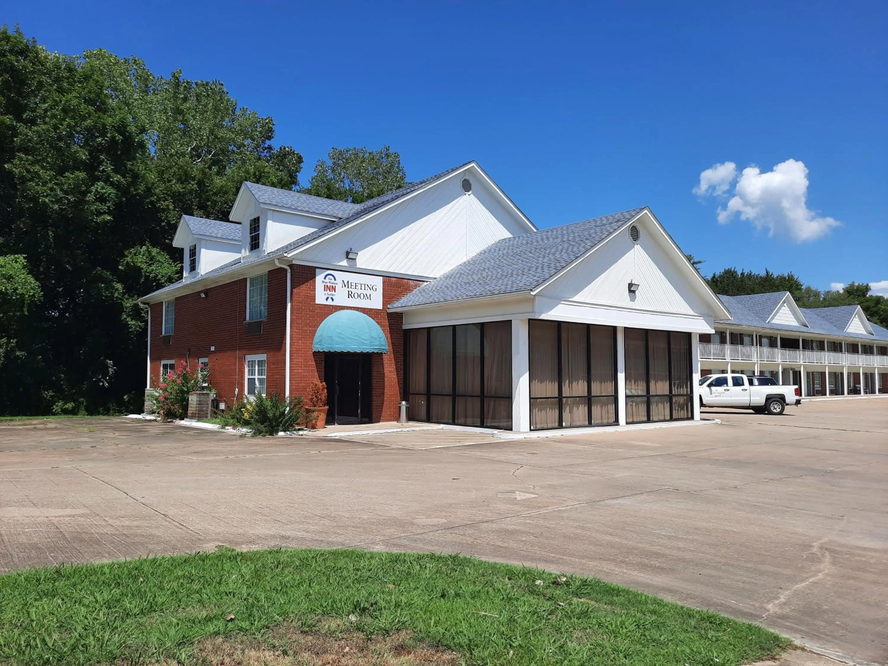 Property building in Blue Ribbon Inn and Suites