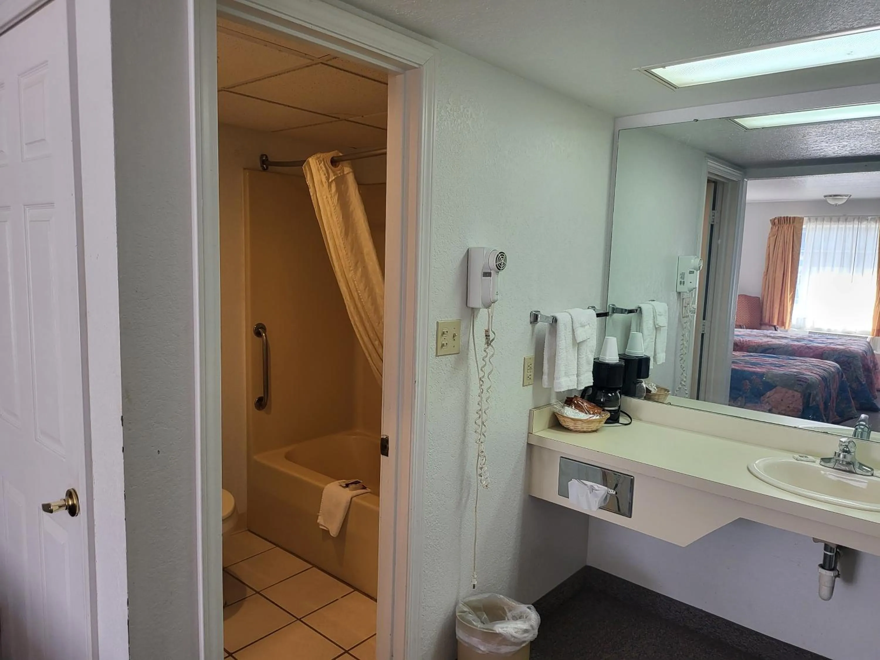 Shower in Blue Ribbon Inn and Suites