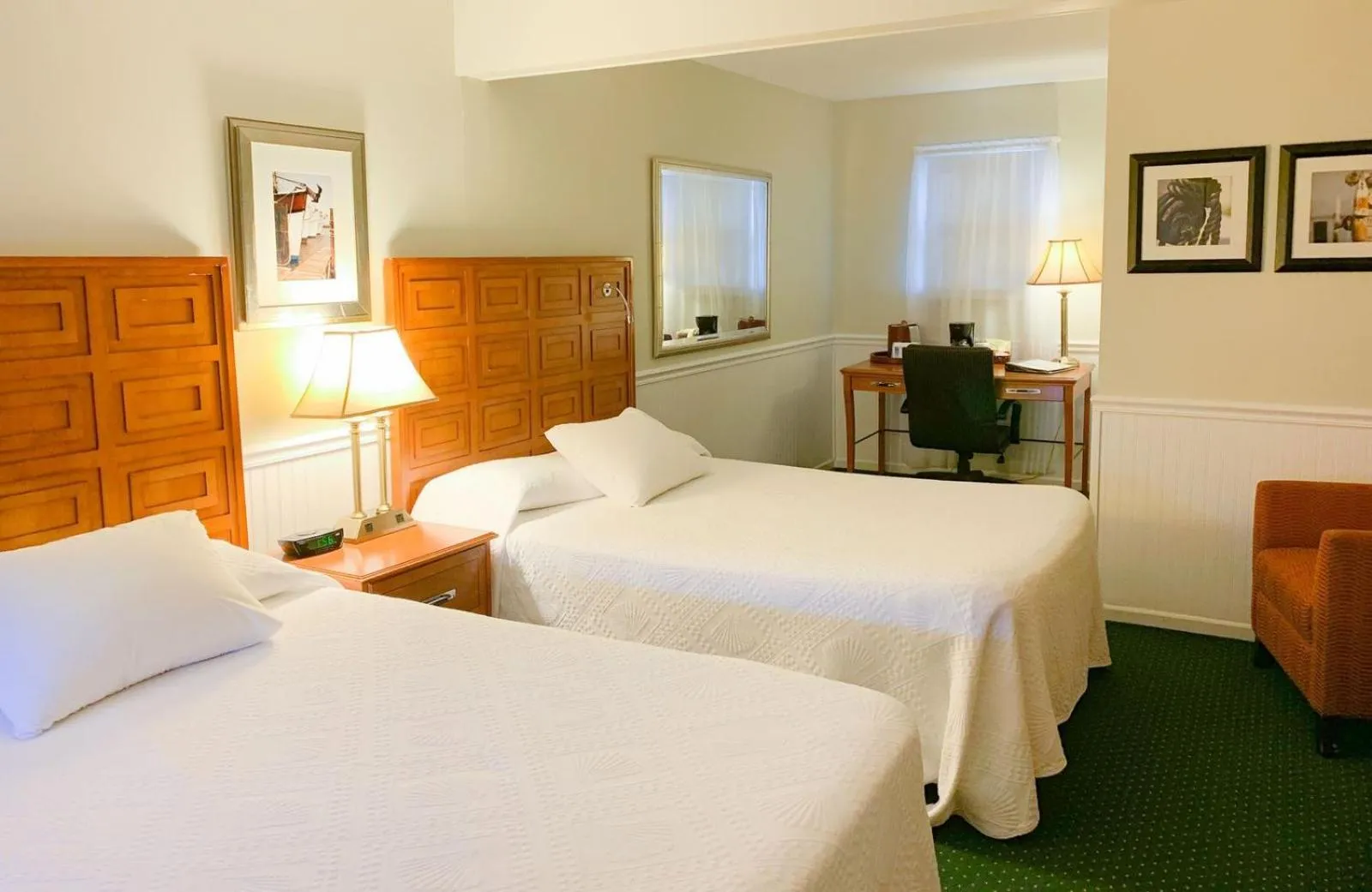 Bedroom, Bed in Cedar Crest Inn