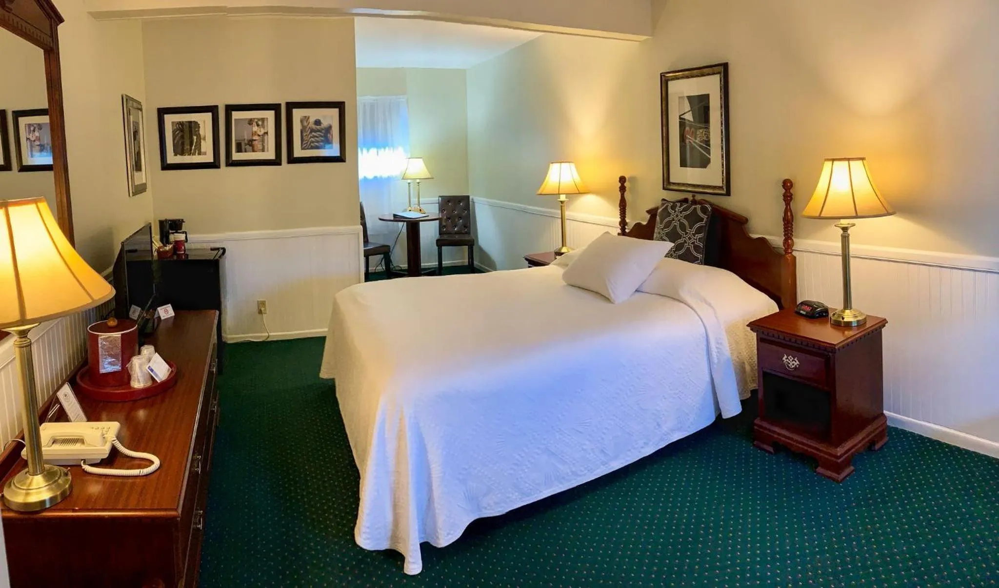 Bedroom, Bed in Cedar Crest Inn