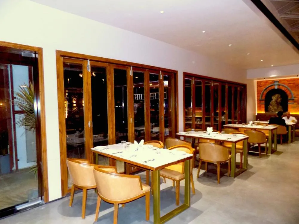 Restaurant/places to eat in Hotel BMD The Grand