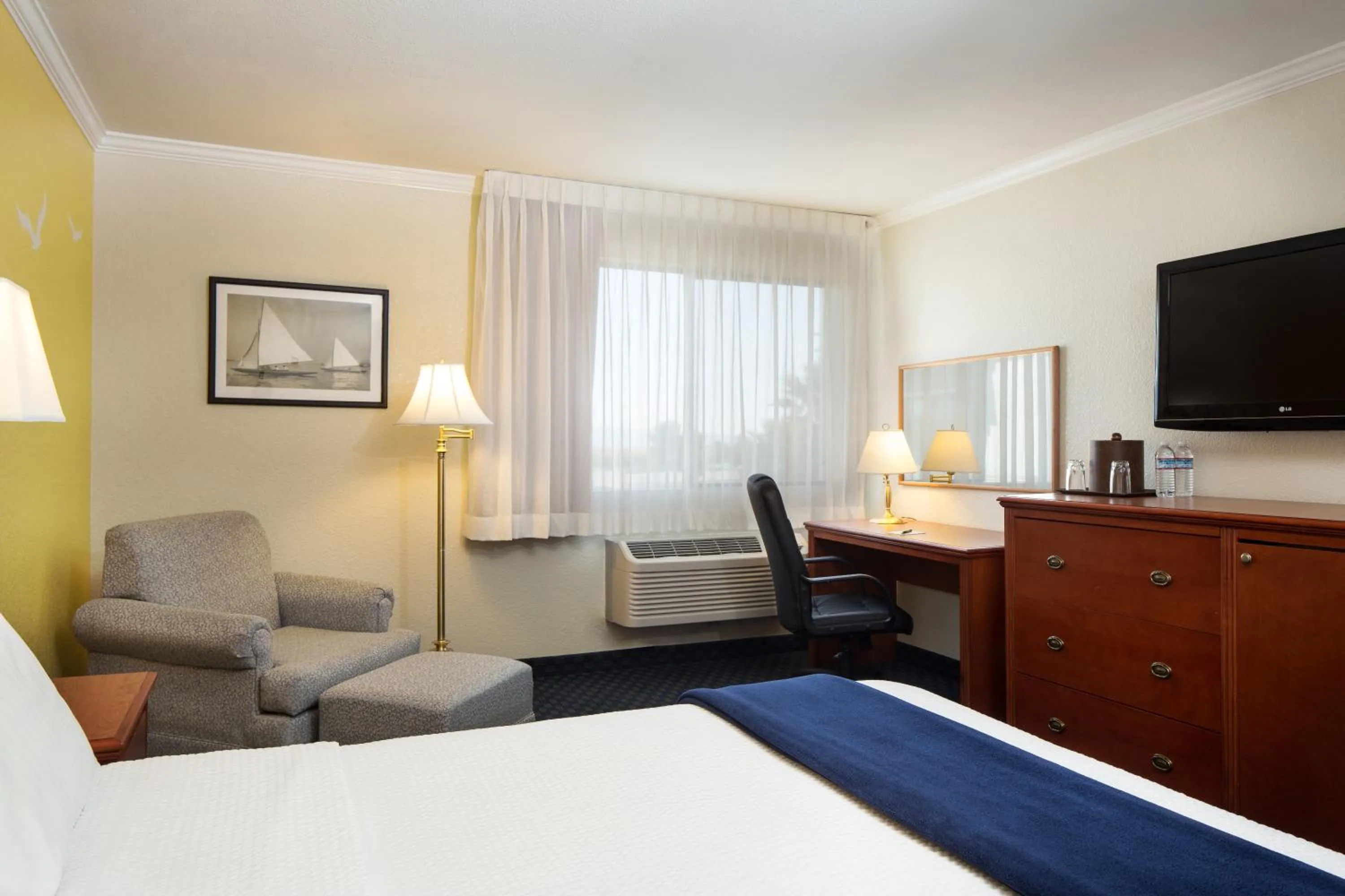 Bed in The Marina Inn on San Francisco Bay