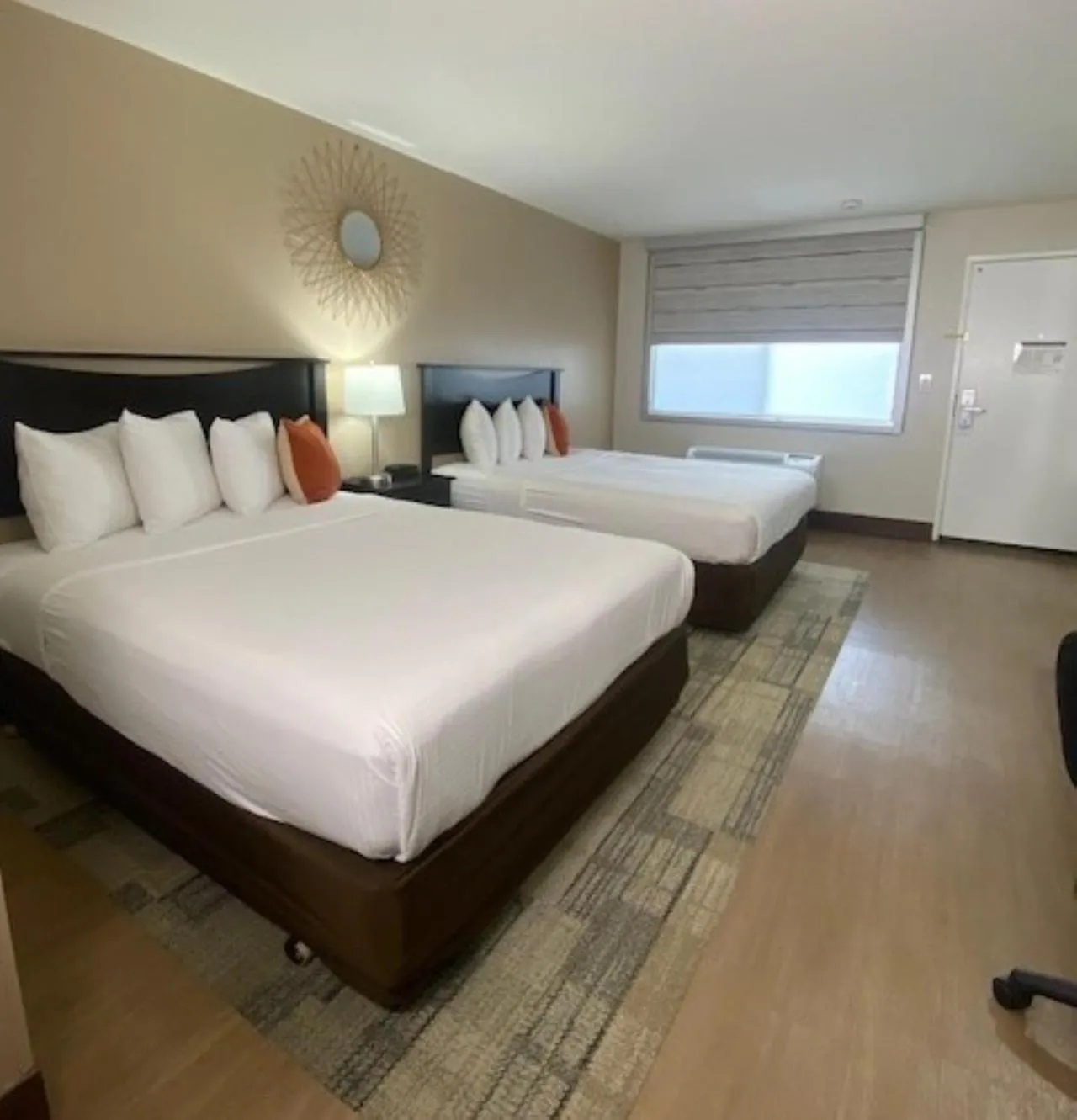 Bed in Stanford Inn & Suites Anaheim