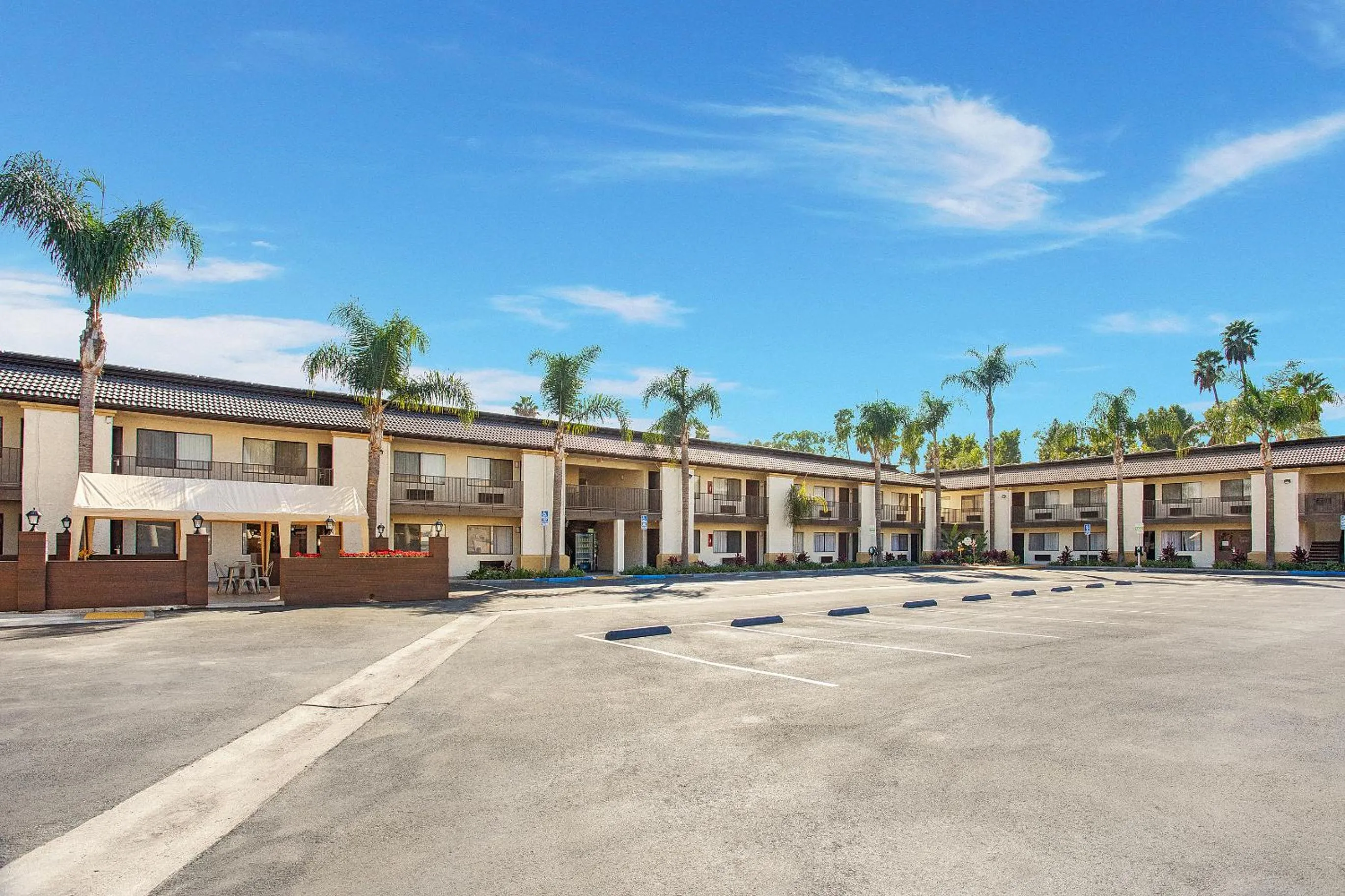 Property building in Stanford Inn & Suites Anaheim