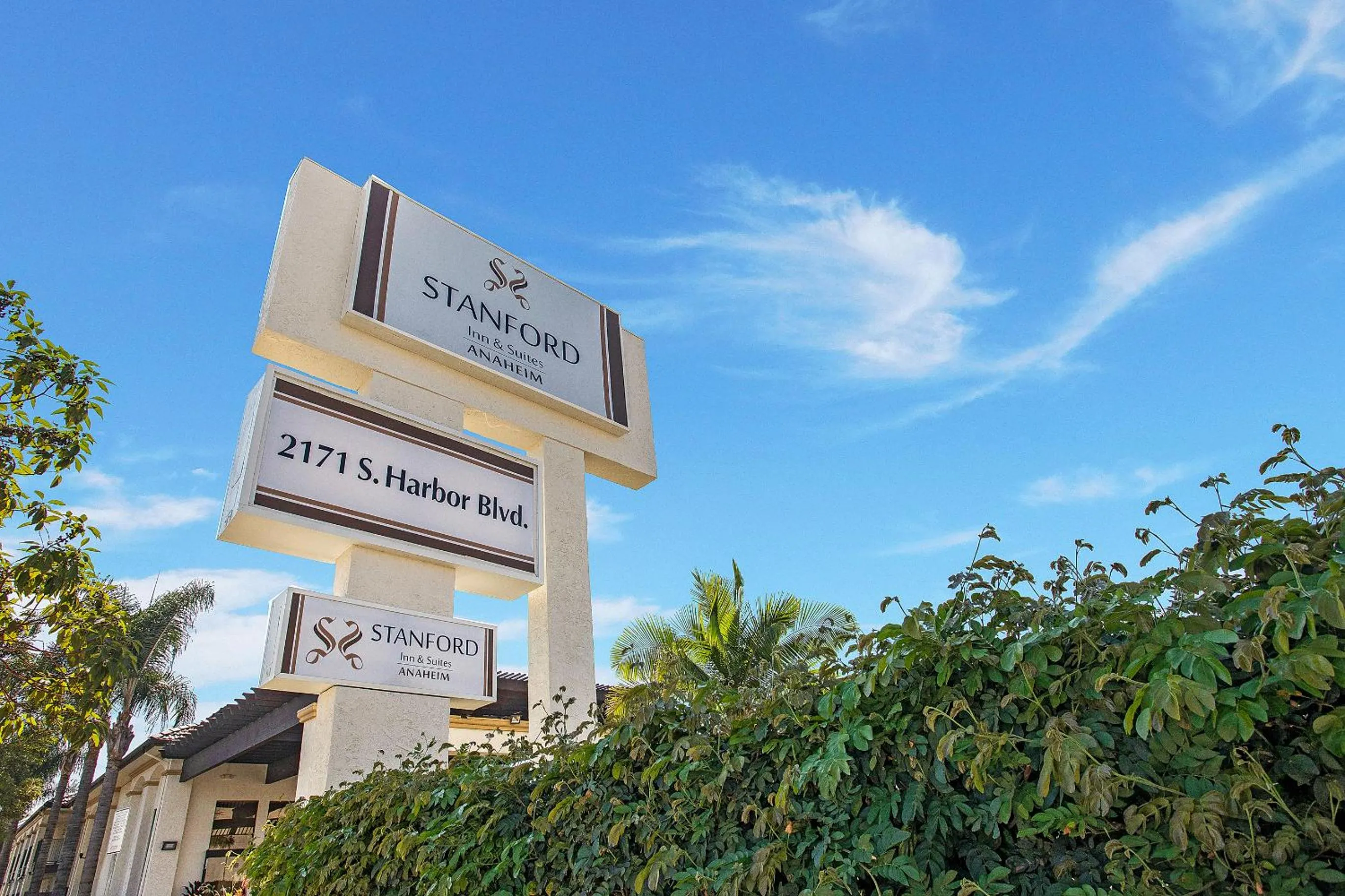 Property building in Stanford Inn & Suites Anaheim