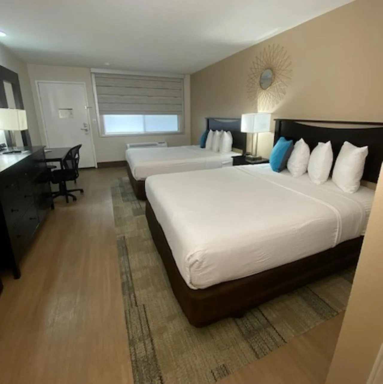 Bed in Stanford Inn & Suites Anaheim