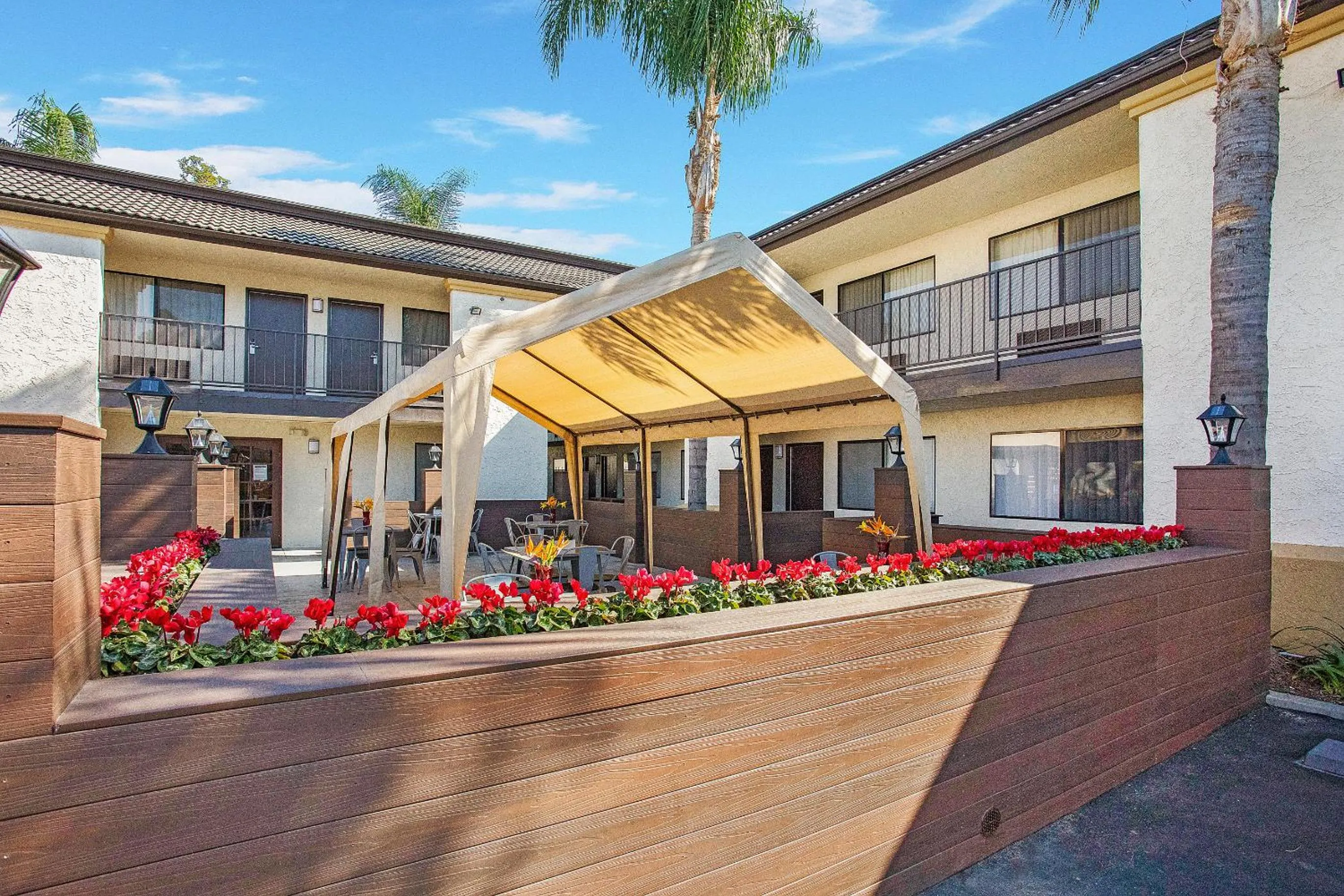 Patio in Stanford Inn & Suites Anaheim