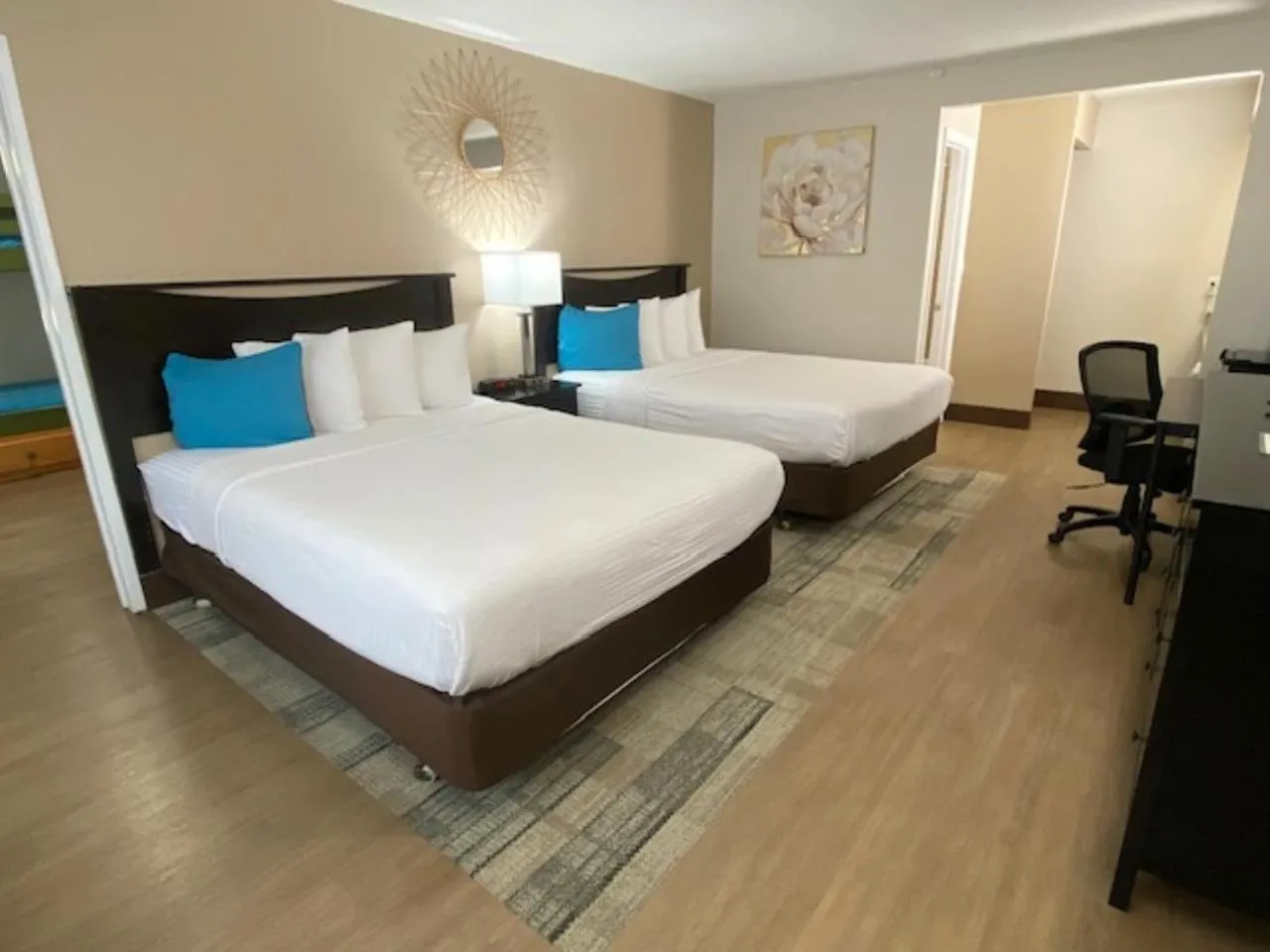 Bed in Stanford Inn & Suites Anaheim