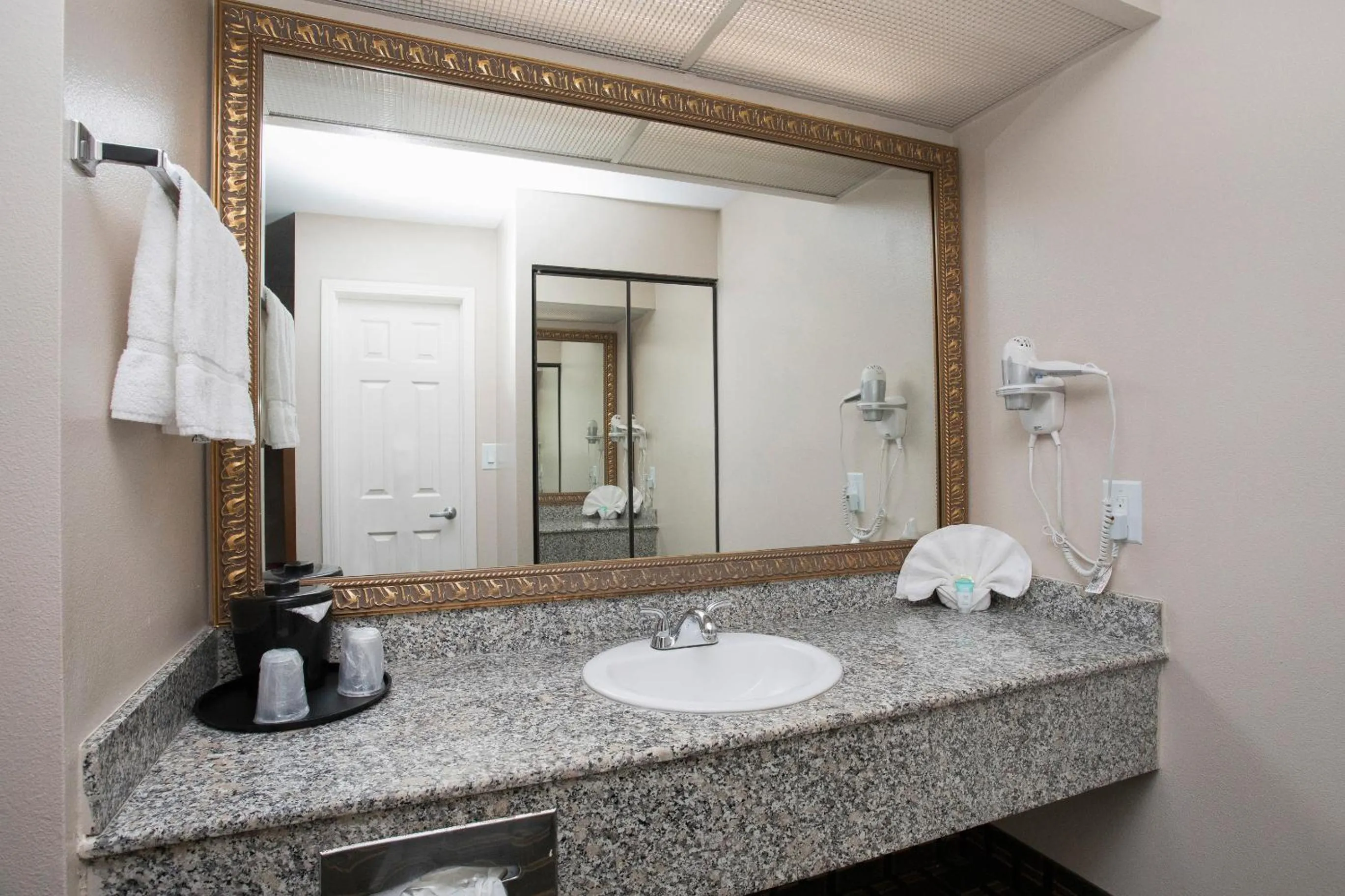 Bathroom in Stanford Inn & Suites Anaheim