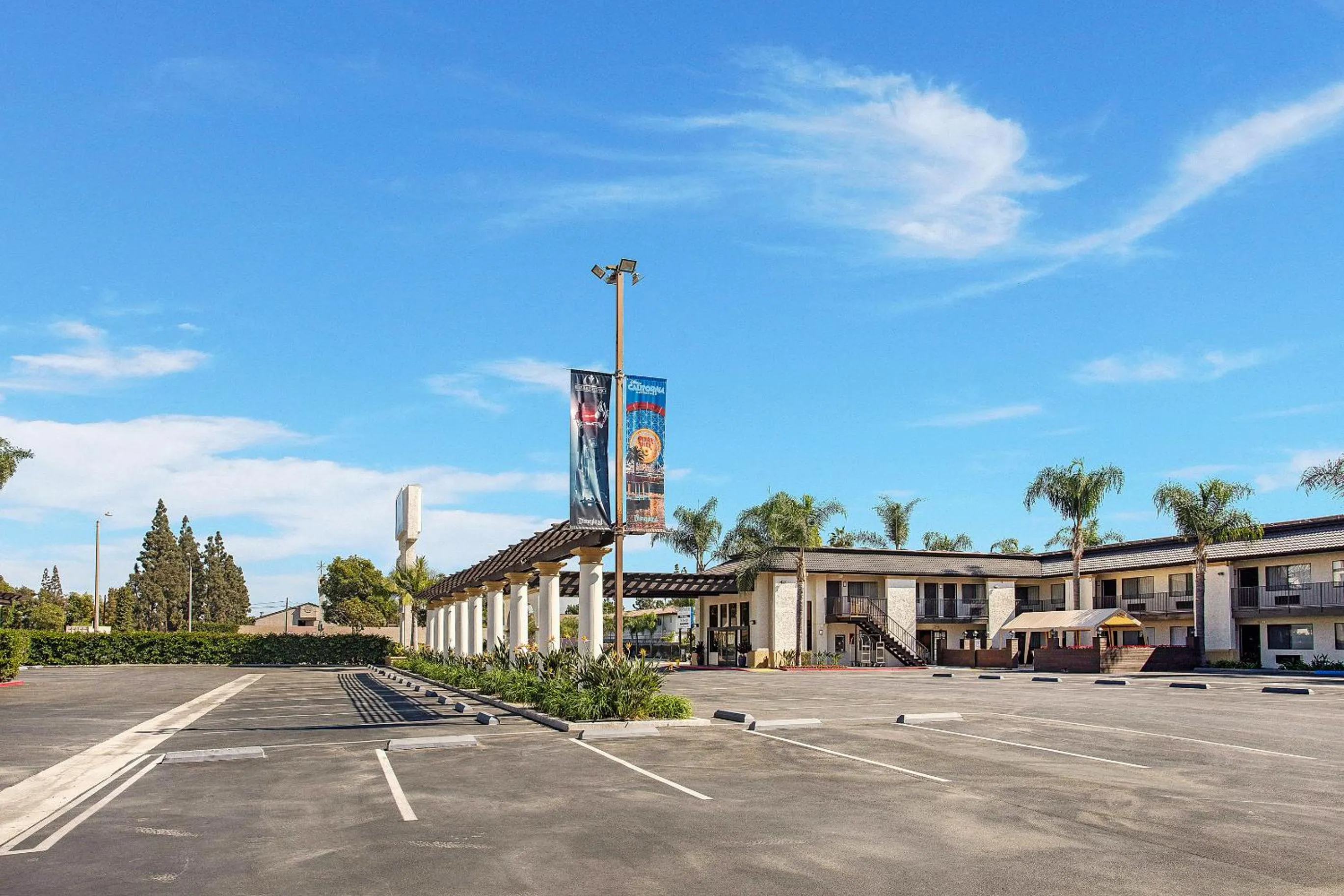 Property building in Stanford Inn & Suites Anaheim