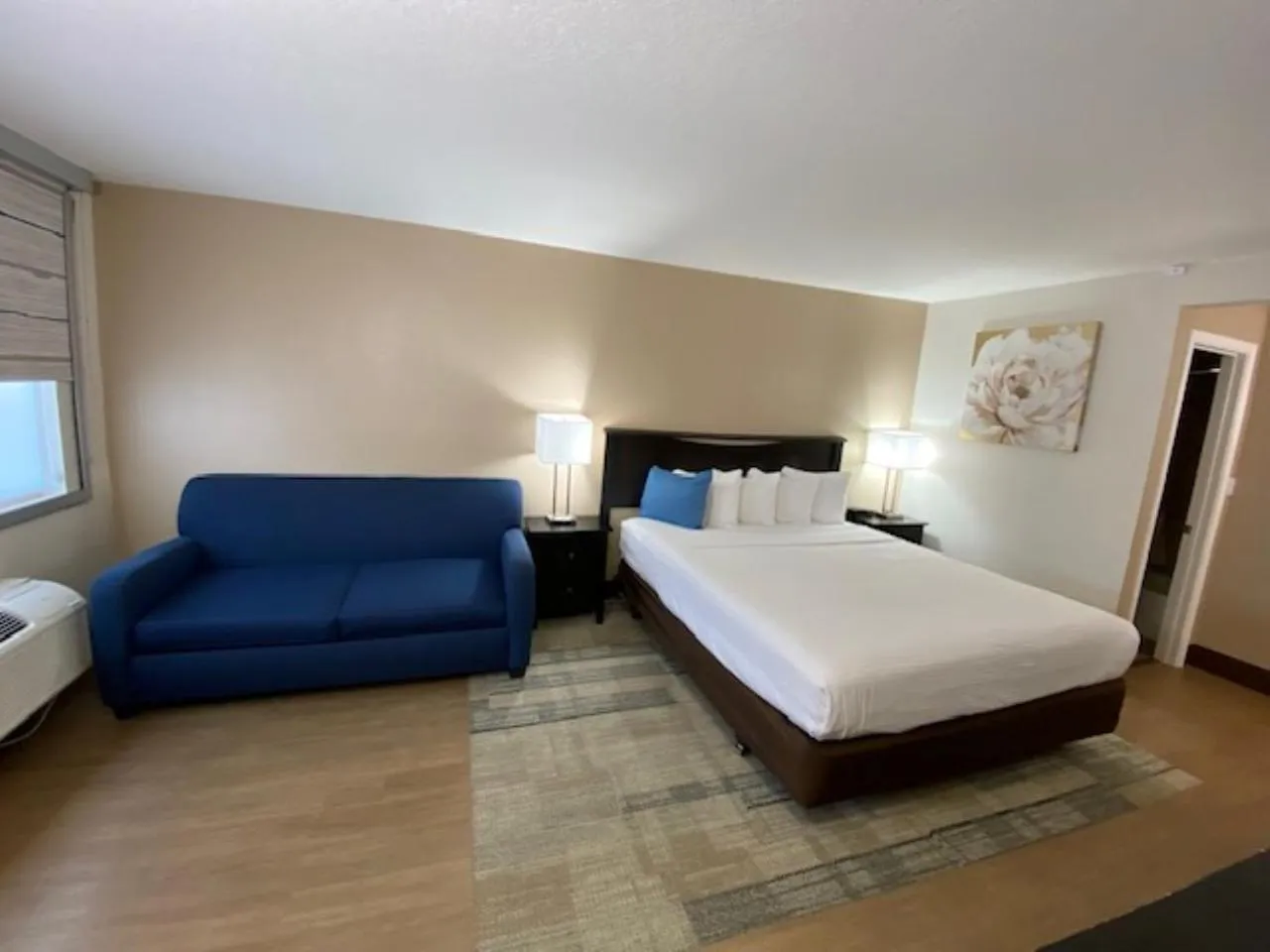 Bed in Stanford Inn & Suites Anaheim