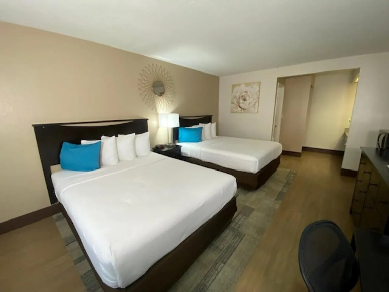 Bed in Stanford Inn & Suites Anaheim