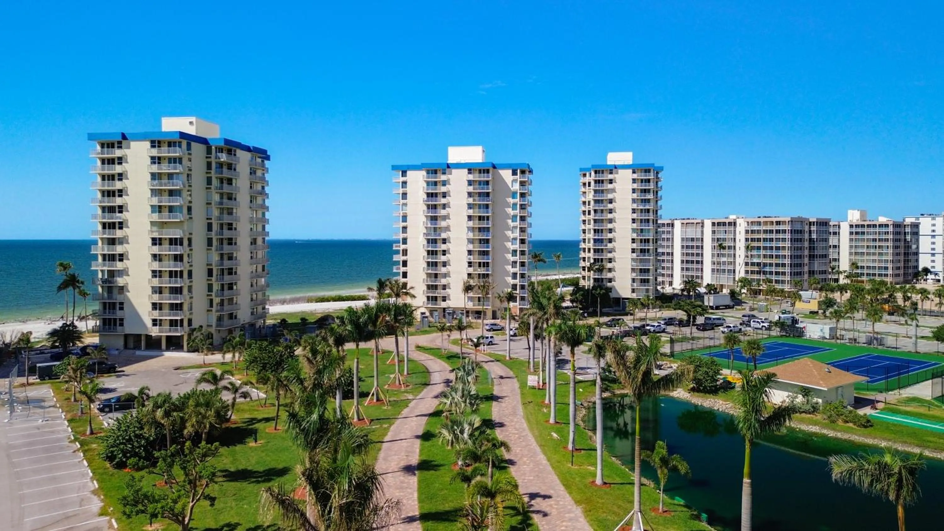 Property building in Estero Beach And Tennise Club 1008 B