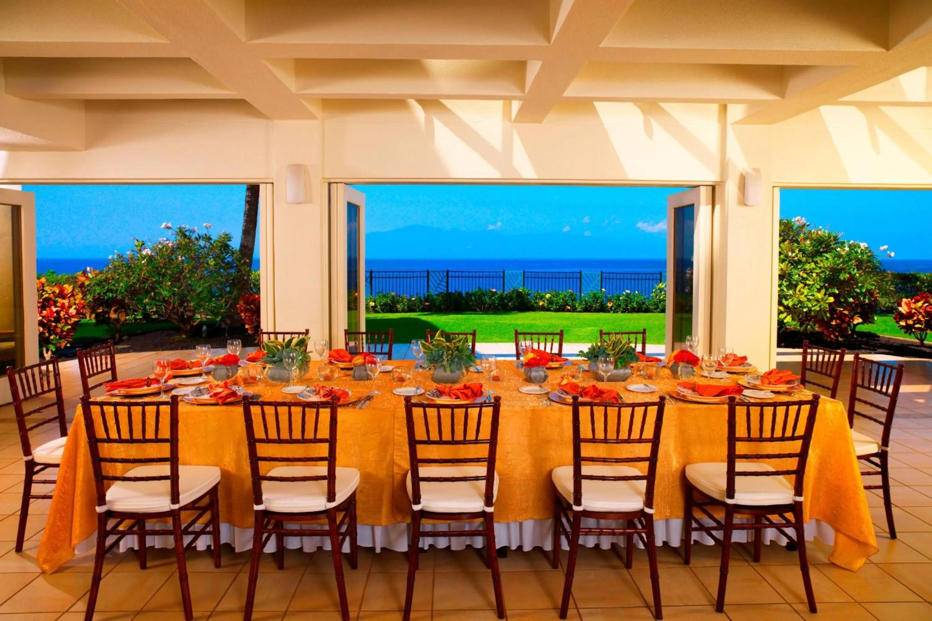 Lounge or bar in Sheraton Maui Resort & Spa