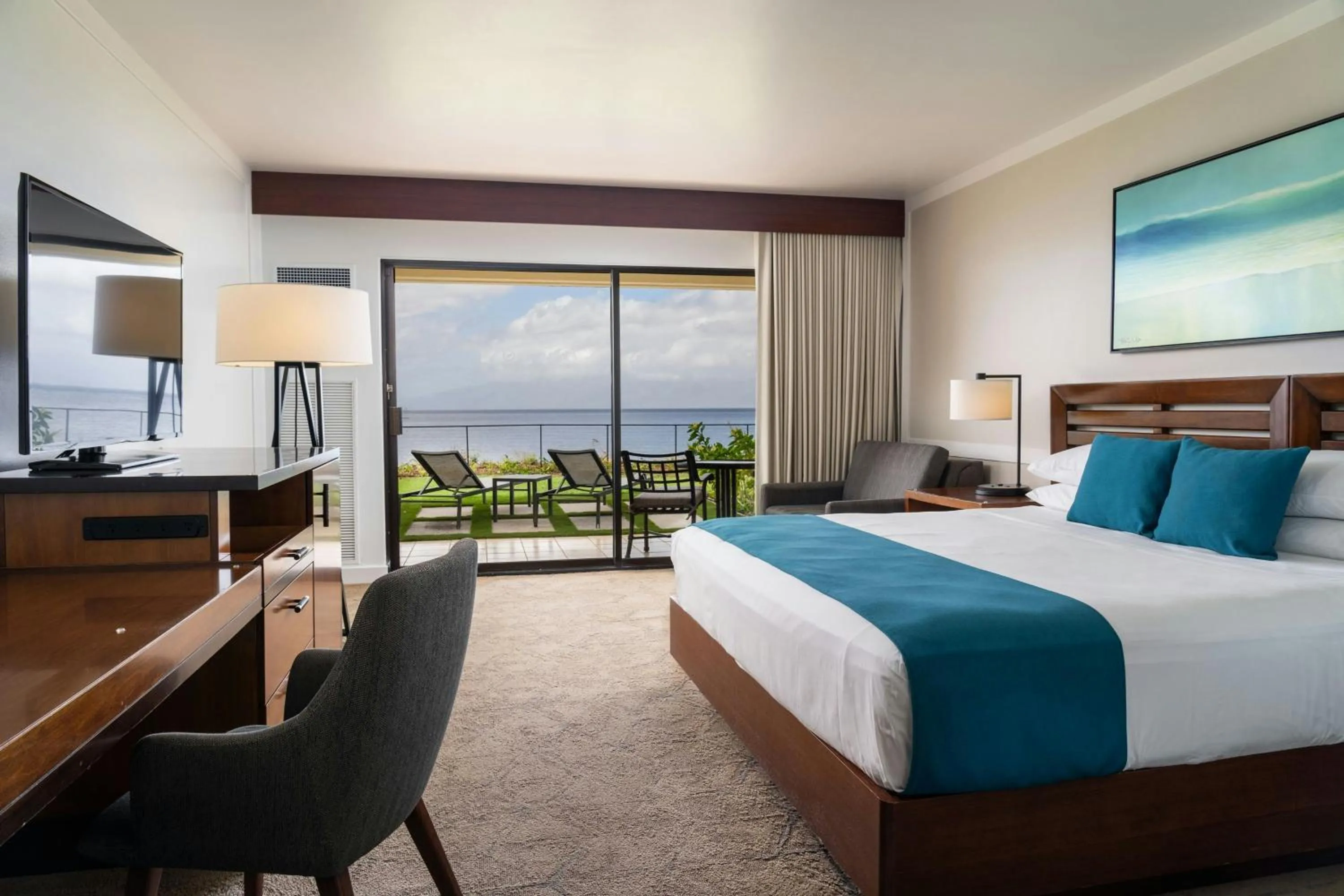 Photo of the whole room, Bed in Sheraton Maui Resort & Spa