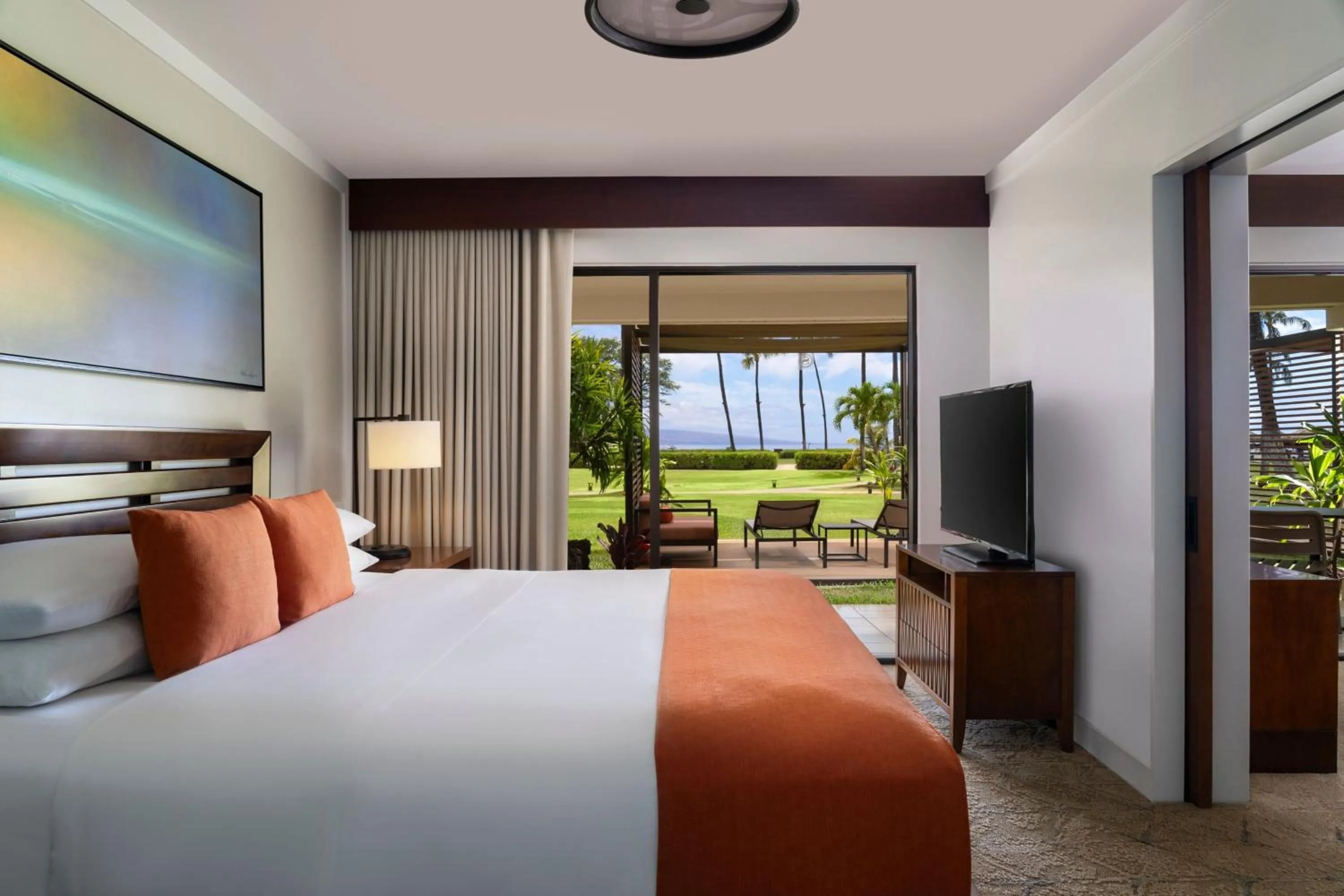 Bedroom, Bed in Sheraton Maui Resort & Spa