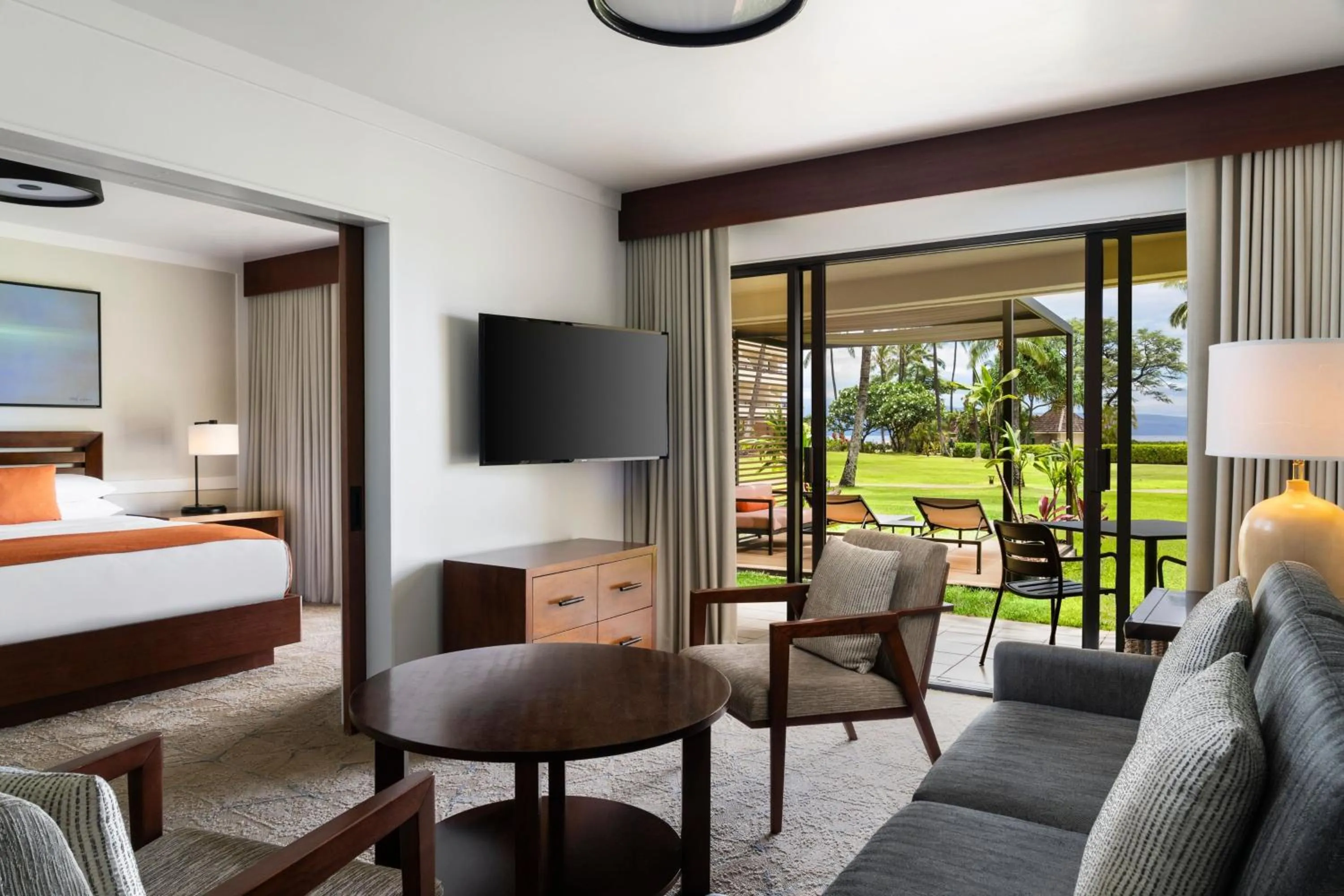 Living room, Bed in Sheraton Maui Resort & Spa